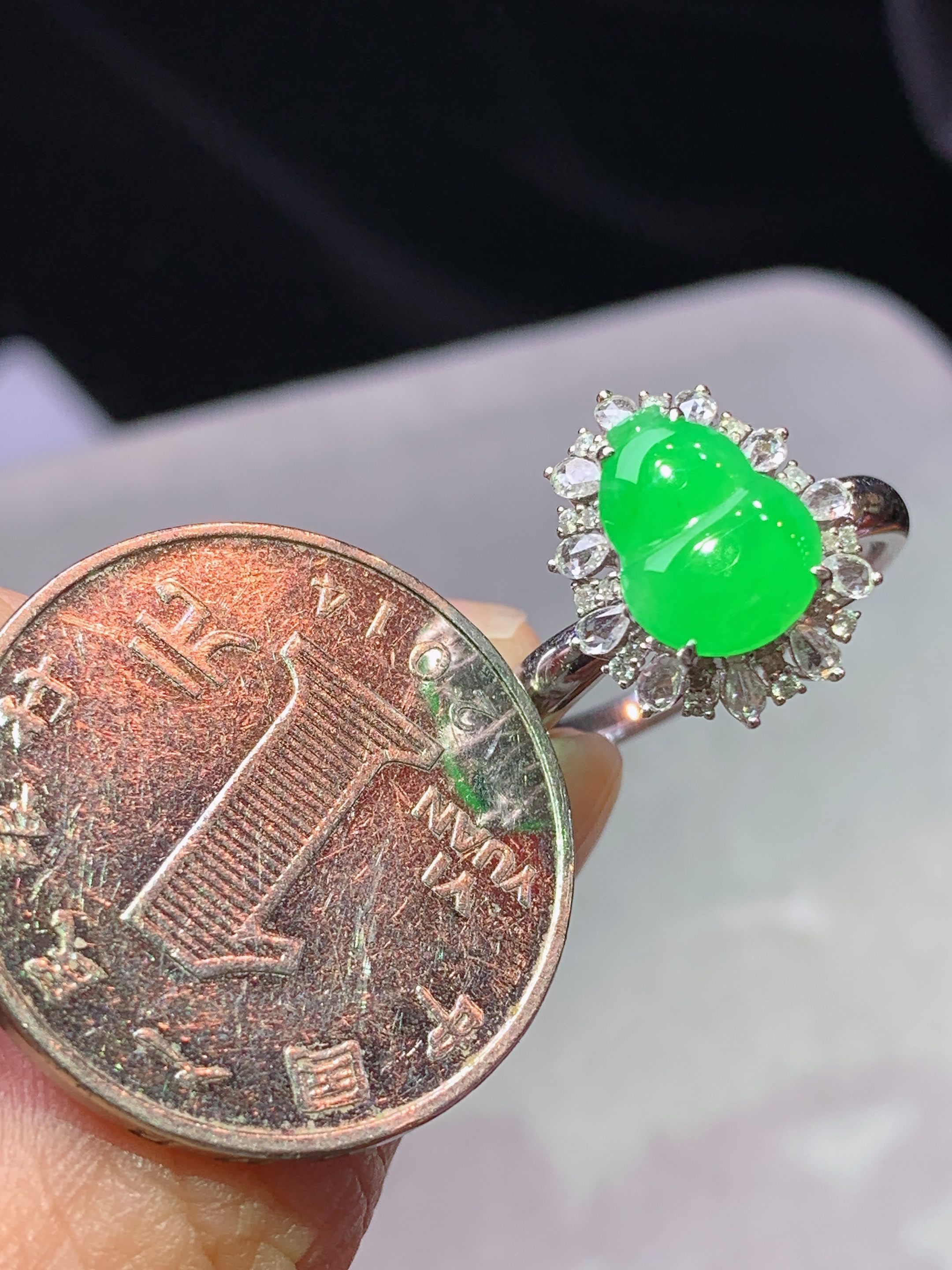 18k金钻镶嵌冰阳绿葫芦戒指 玉质细腻 色泽艳丽清新 水润亮眼 圈口15 整体尺寸14.5*12.5*8.8j3