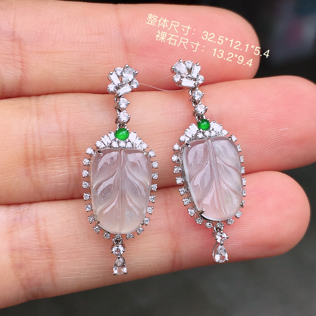 冰种玉叶耳坠，玉质细腻，荧光感超
强，饱满圆润，尽显优雅气质，18k
金豪华镶嵌