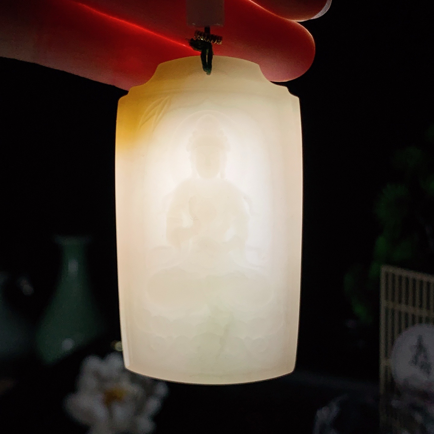 新疆和田玉且末糖座莲观音挂件 尺寸69/38/9重65.5克。玉质细腻油润。手推出油。佩戴高端典雅。lt260418