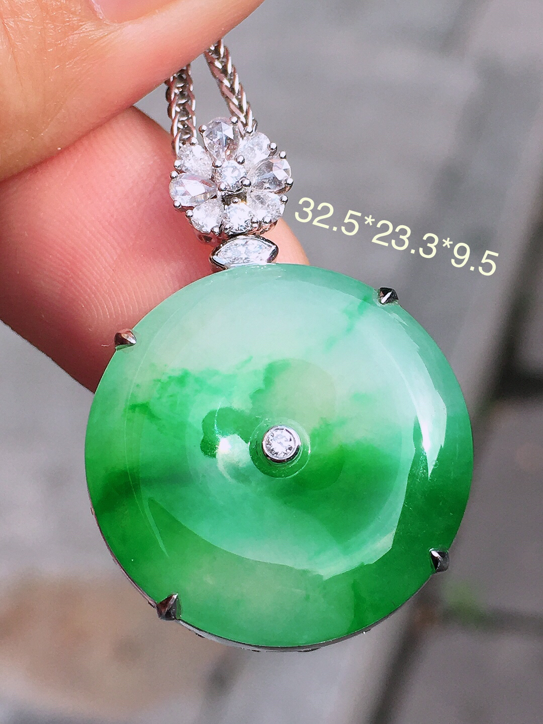 飘绿平安扣吊坠，色泽艳丽，玉质细腻，荧光感超
强，饱满圆润，尽显优雅气质，18k
金豪华镶嵌