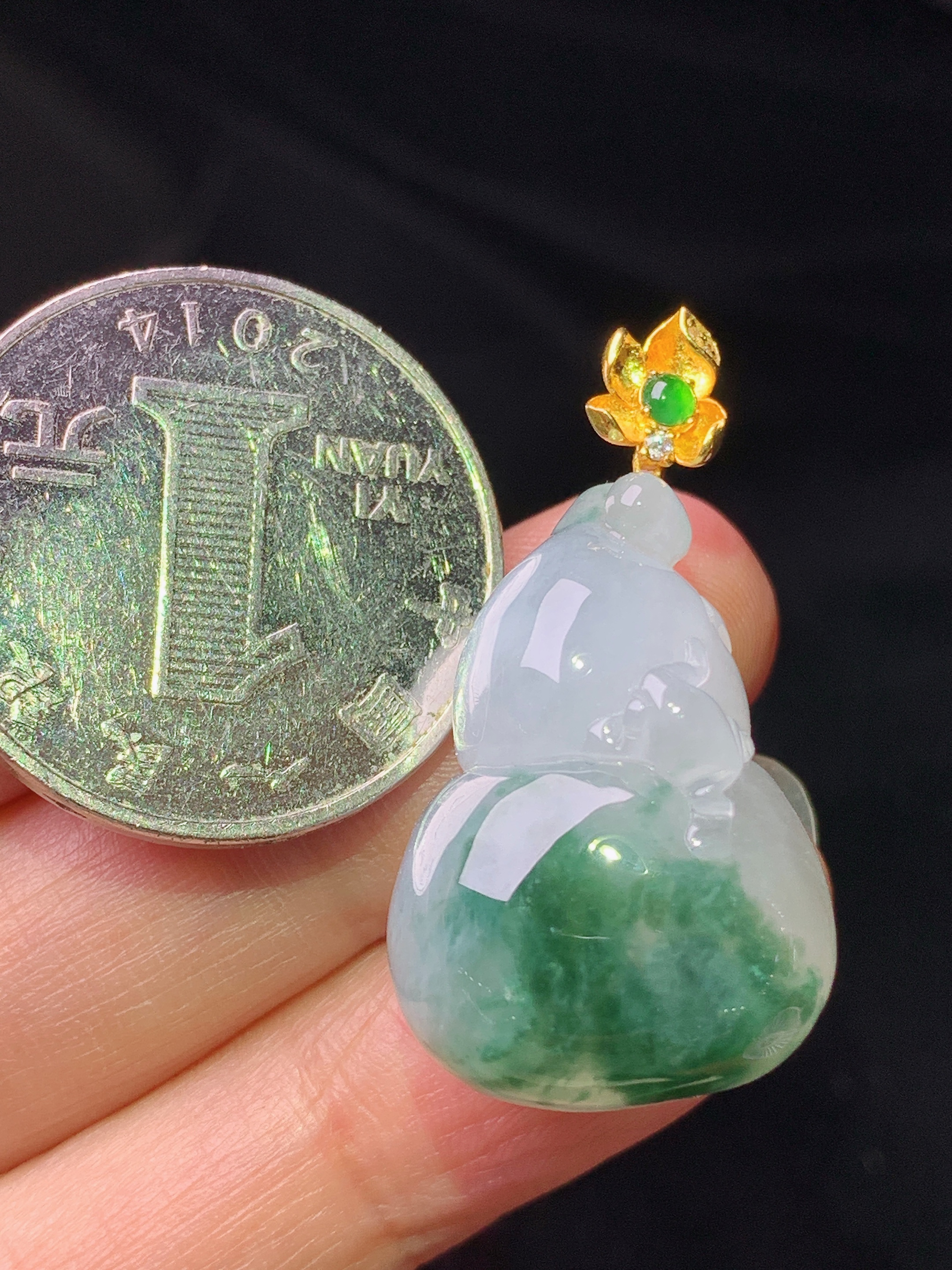 18k金镶嵌飘蓝花葫芦吊坠 玉质细腻 色泽艳丽清新 水润亮眼 整体尺寸32.5*17.6*12.5e1