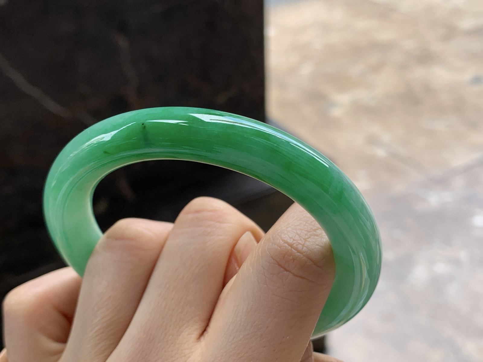 56.5-10.3

辣绿色圆条手镯^_^颜色鲜艳