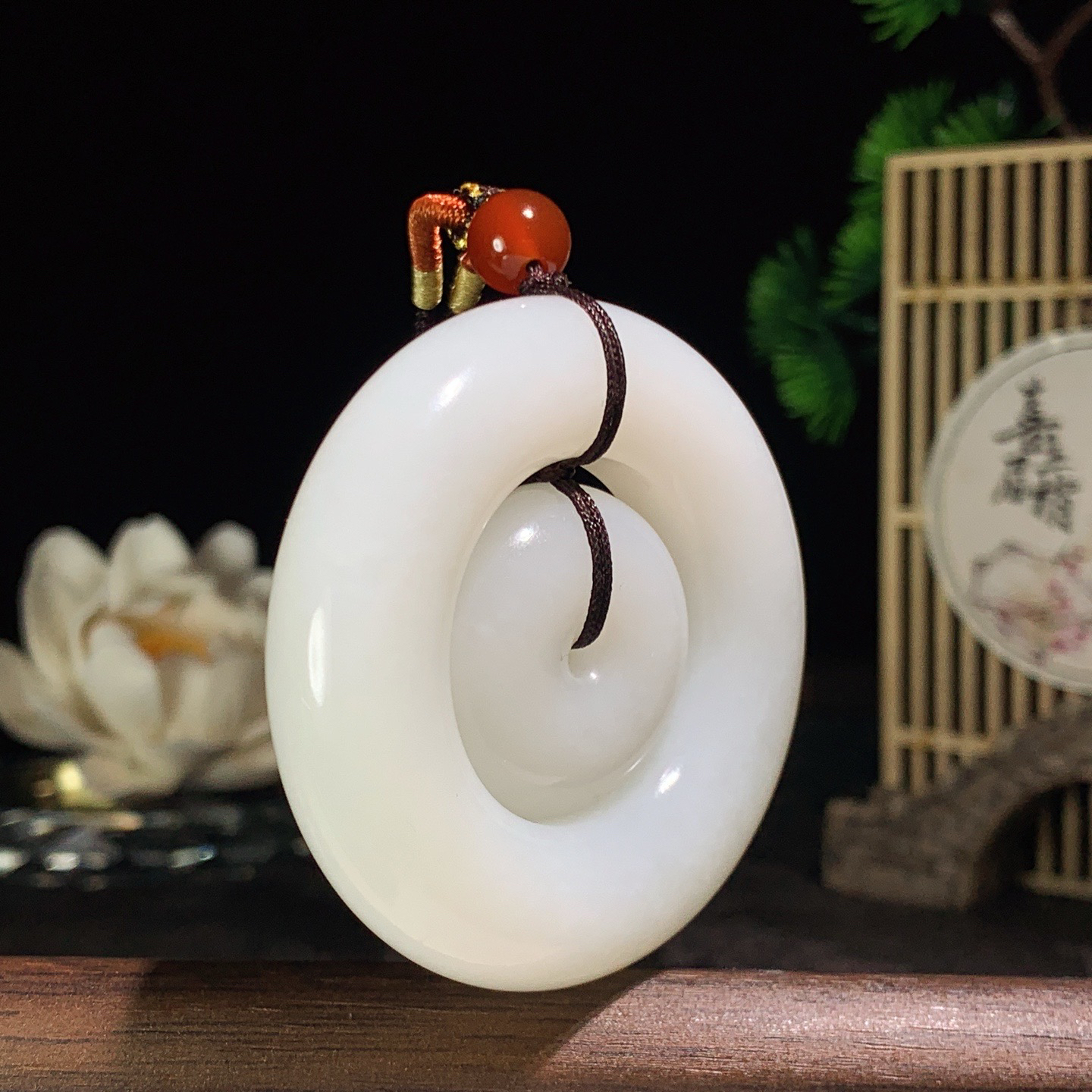 和田玉羊脂白玉子母扣挂件。尺寸53/12重65克，玉质细腻油润 脂粉好，品质好！lt260418