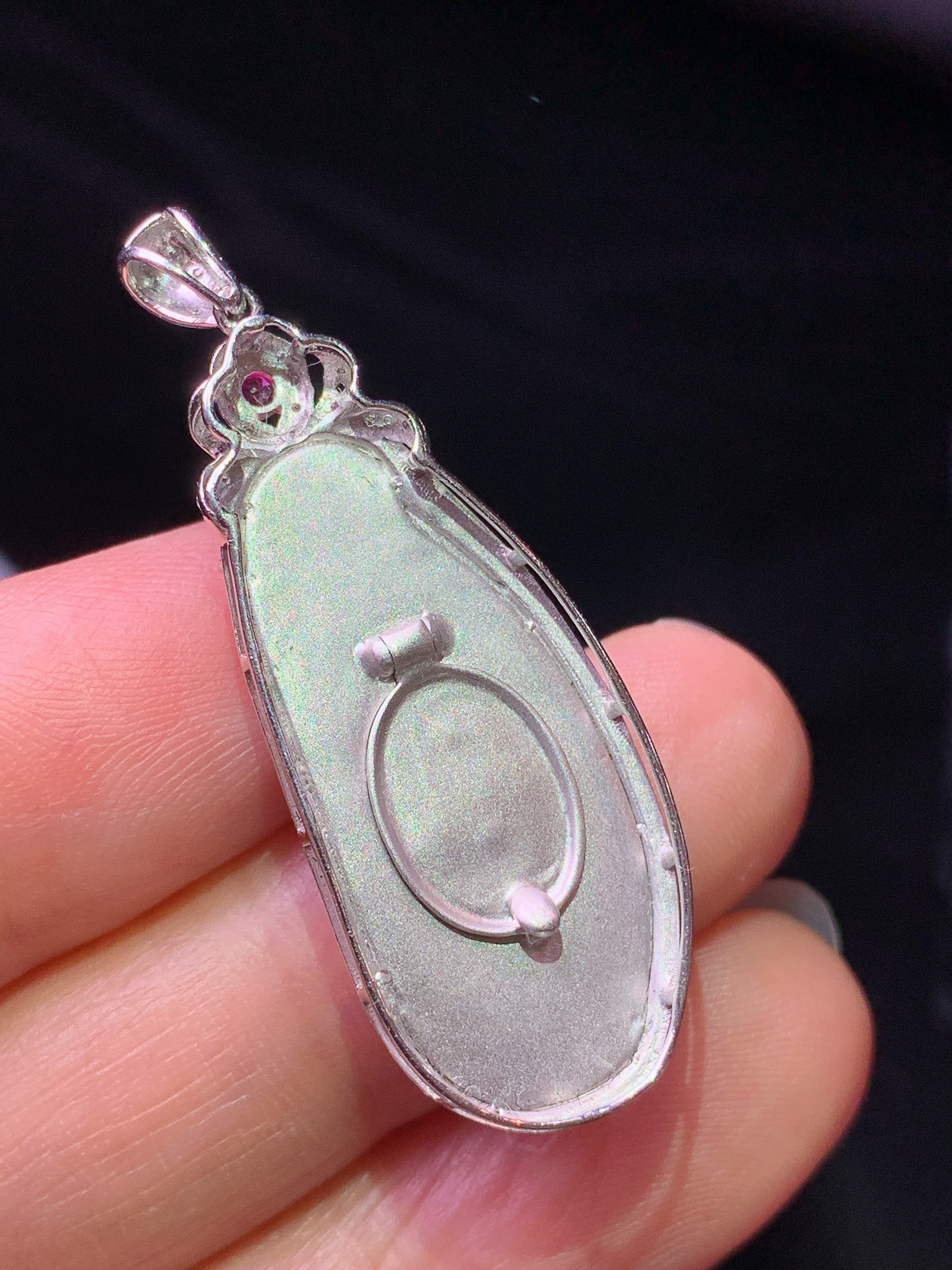 18k金钻镶嵌阳绿福瓜吊坠 玉质细腻 色泽艳丽清新 水润亮眼 整体尺寸38.2*13.8*5z1