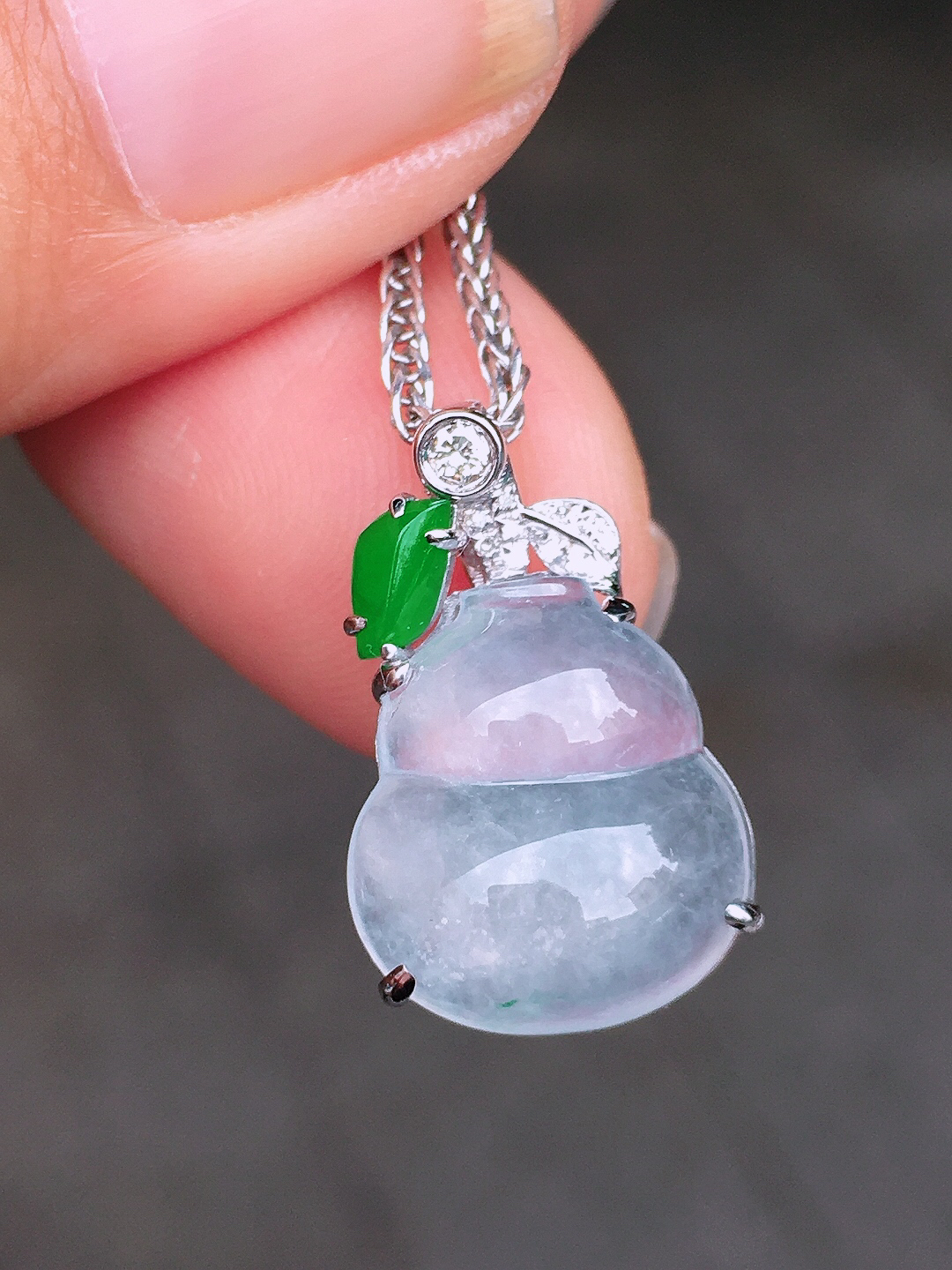 冰种葫芦吊坠，玉质细腻，荧光感超
强，饱满圆润，尽显优雅气质，18k
金豪华镶嵌