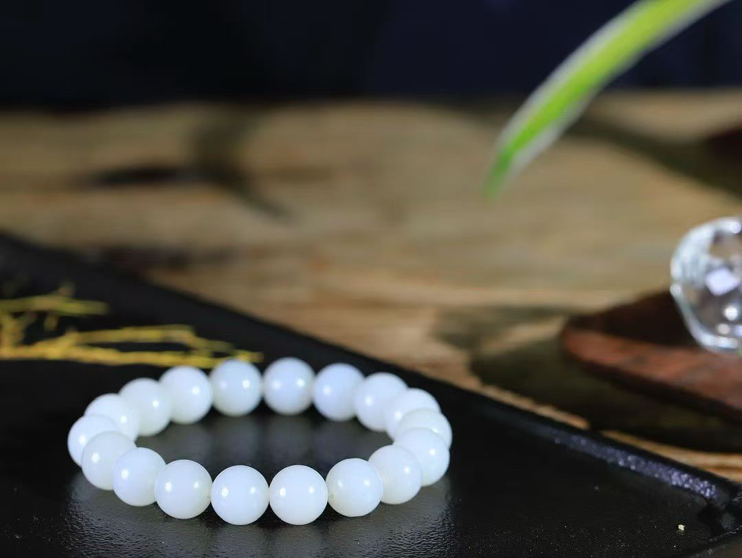 【珠圆玉润.手串】

精品老坑俄料 玉质温润细腻  整串打磨圆润，佩戴舒适。珠珠落玉盘，间关莺语花