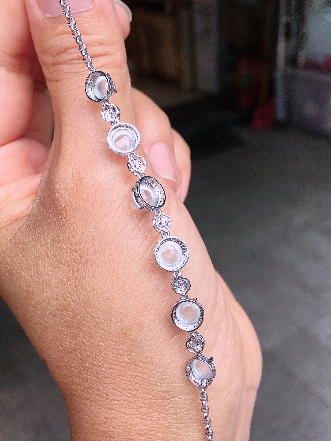 冰种蛋面手链玉质细腻，荧光感超
强，饱满圆润，尽显优雅气质，18k
金豪华镶嵌