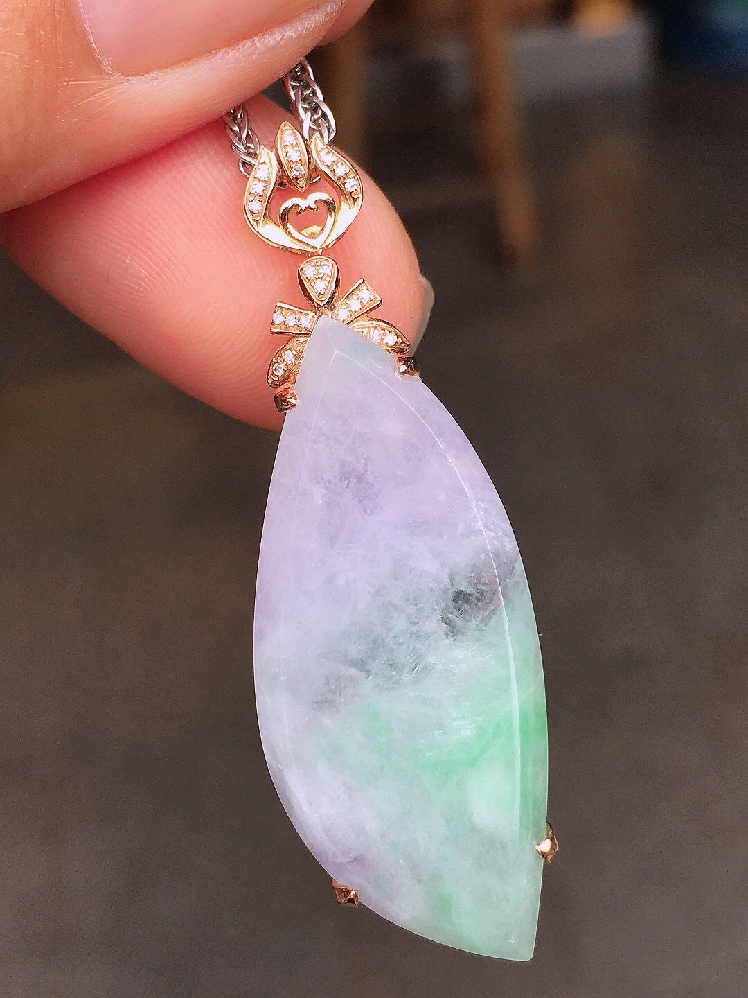 春彩随形吊坠，色泽艳丽，玉质细腻，荧光感超
强，饱满圆润，尽显优雅气质，18k
金豪华镶嵌