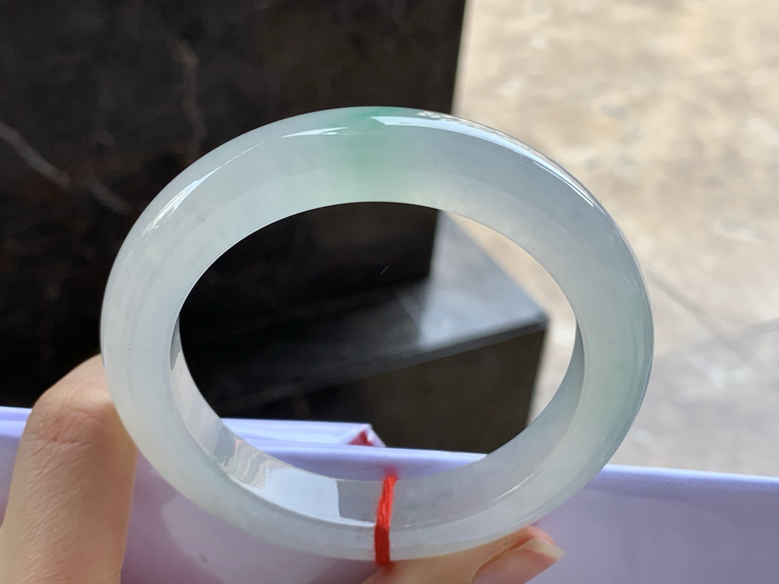 59-12-10

冰种飘绿手镯^_^种水冰透