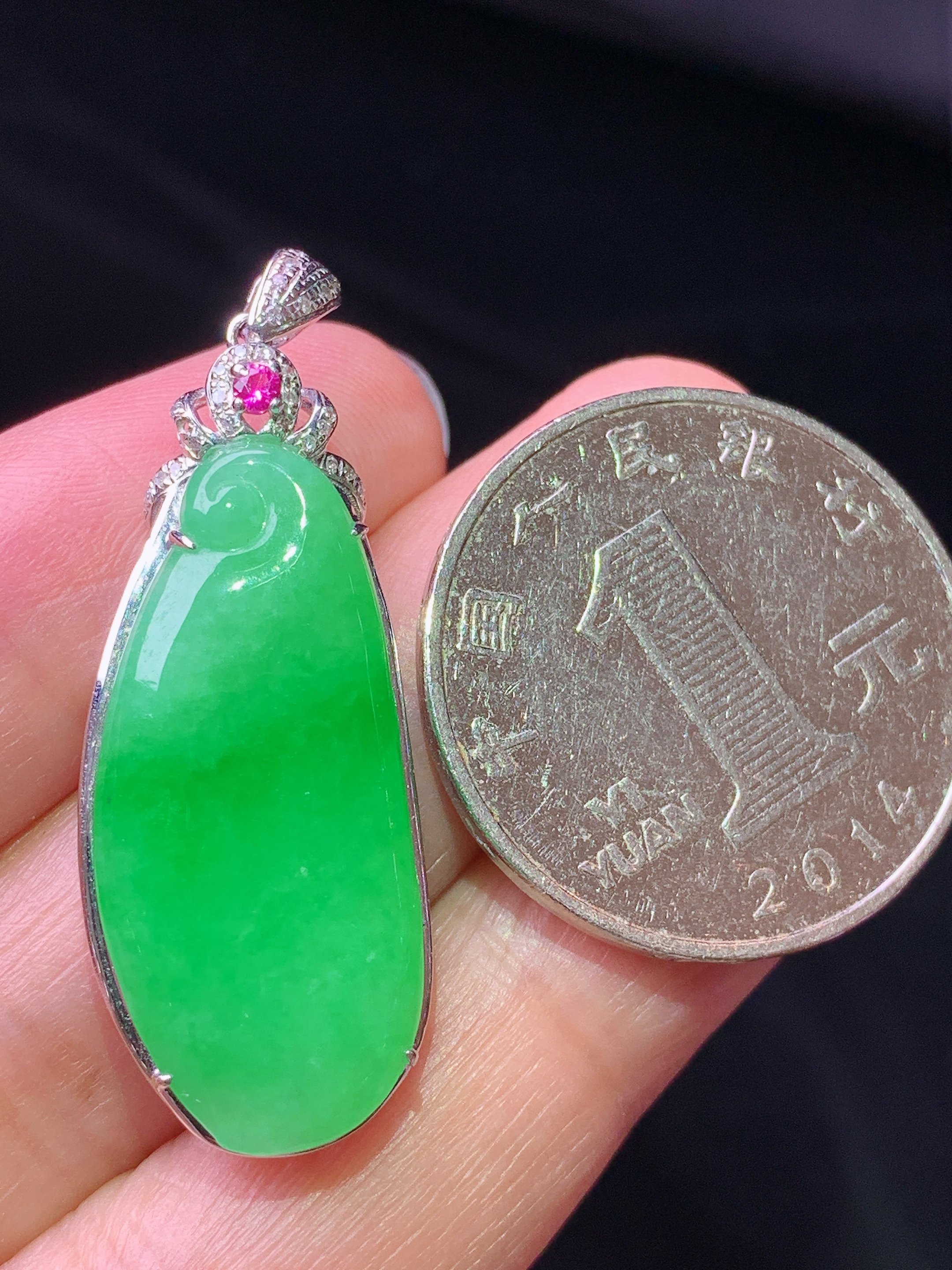 18k金钻镶嵌阳绿福瓜吊坠 玉质细腻 色泽艳丽清新 水润亮眼 整体尺寸38.2*13.8*5z1