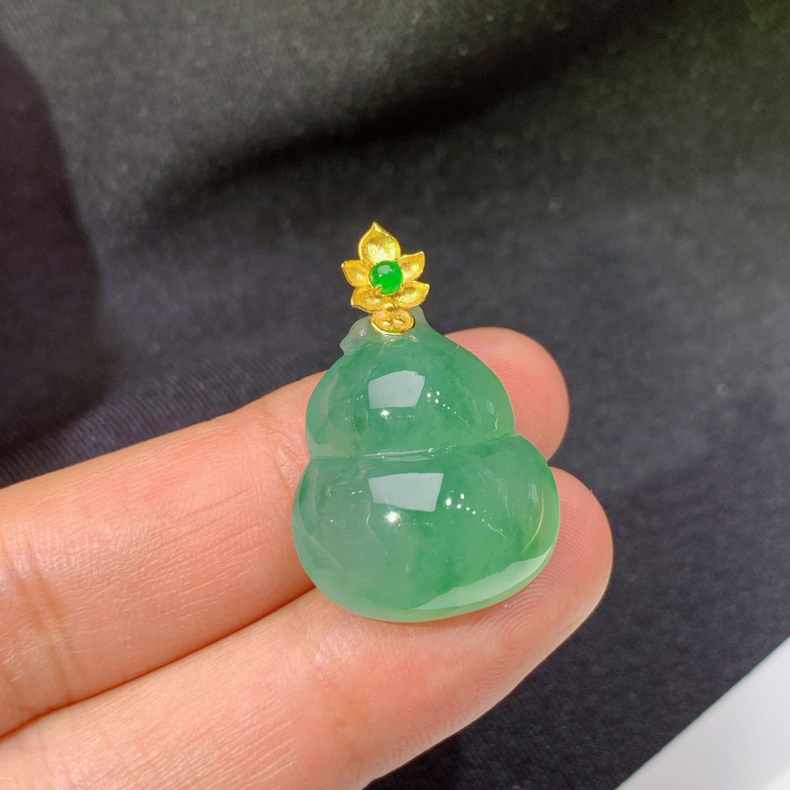 冰晴底葫芦吊坠，18k金镶嵌，冰润饱满，玉质细腻，种水足，My 尺寸27.3*18.3*8.7