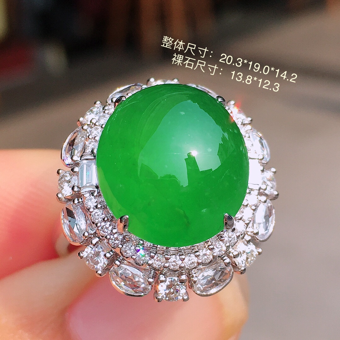 阳绿蛋面戒指，色泽均匀艳丽，玉质细腻，荧光感超
强，饱满圆润，尽显优雅气质，18k
金豪华镶嵌