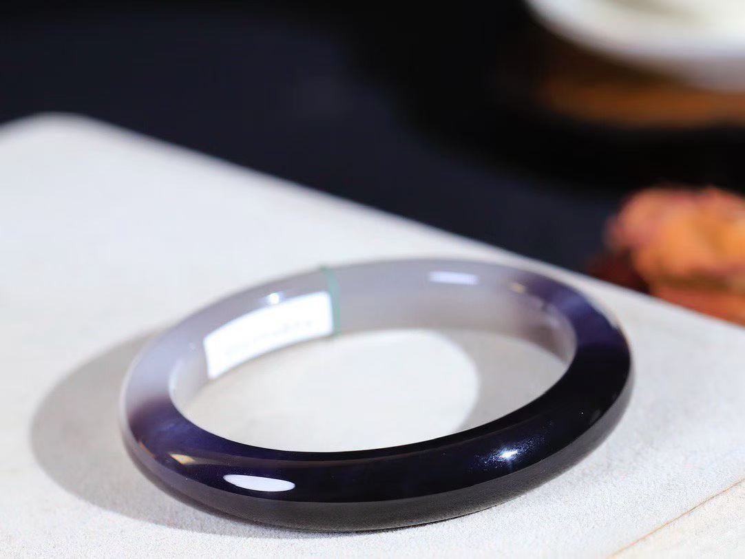 【腕间柔情.手镯】   

精品和田玉烟紫双色手镯 玉质温润细腻 油性十足 古朴秀雅 轻抚岁月的栏杆软香温玉，腕间玉镯轻轻晃动，令人情动心间，撷一缕月末的芬芳，把心思铺陈，时光静美，惟有你最温柔。重45.4克   尺寸55-10.5-8.7mm  4627255A