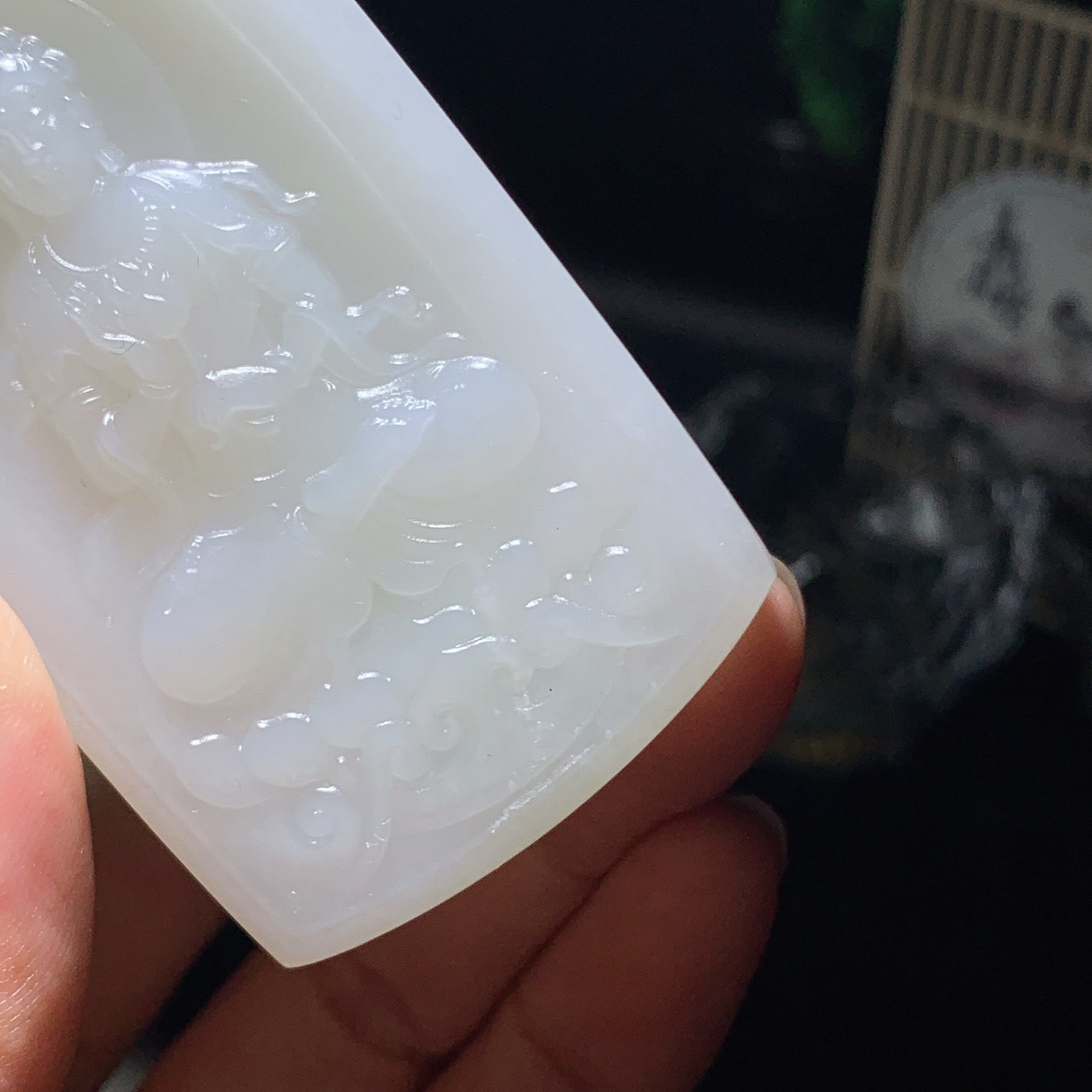 新疆和田玉且末糖座莲观音挂件 尺寸69/38/9重65.5克。玉质细腻油润。手推出油。佩戴高端典雅。lt260418