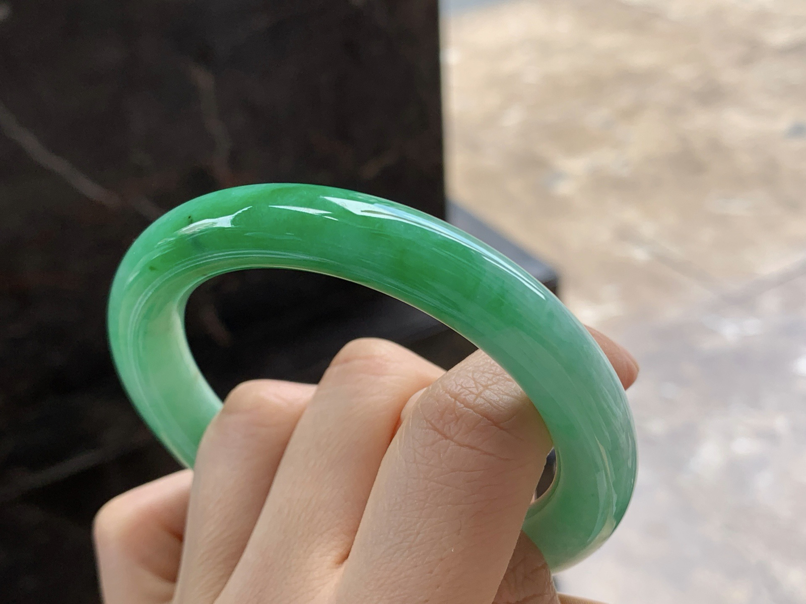 56.5-10.3

辣绿色圆条手镯^_^颜色鲜艳