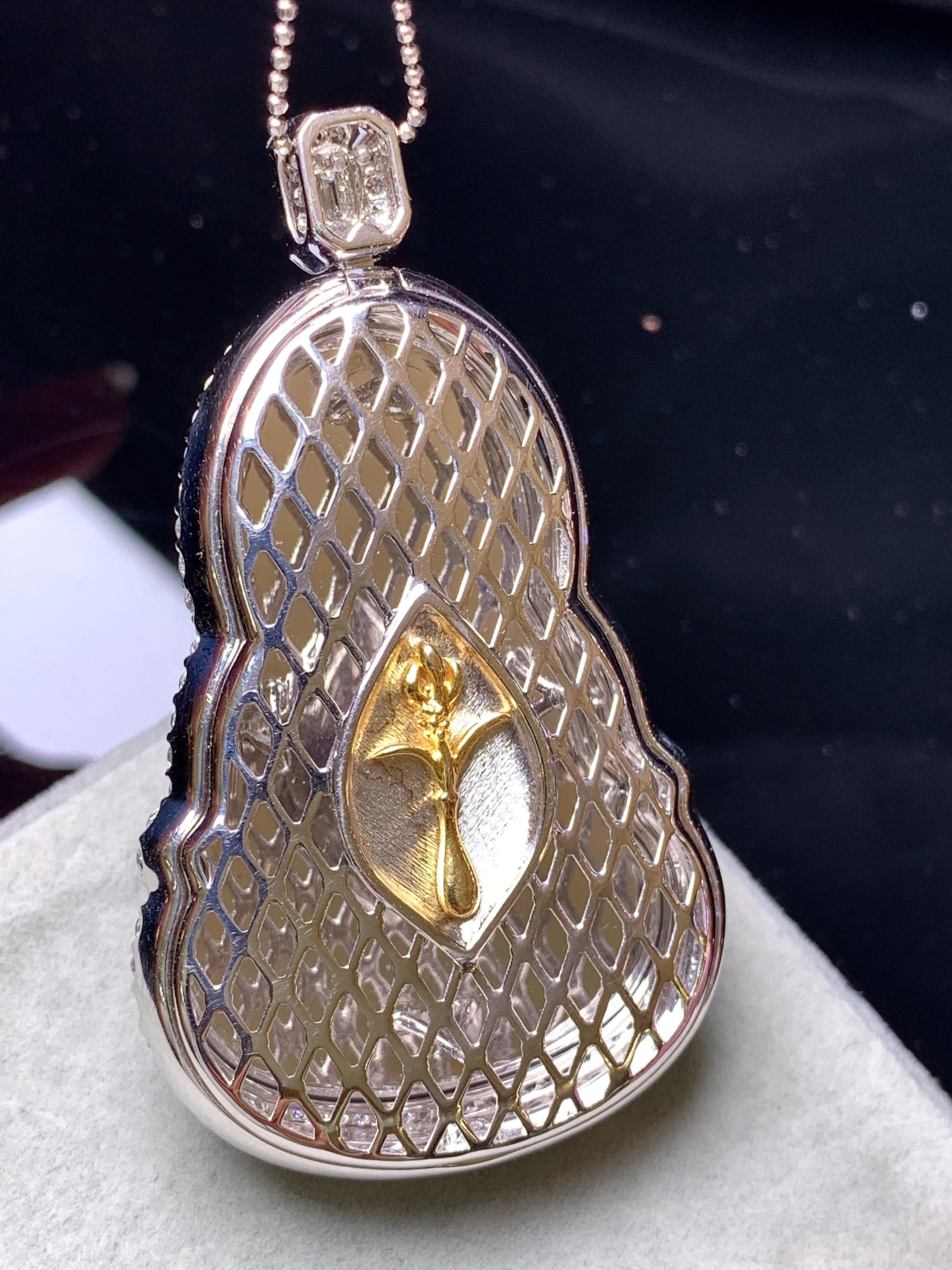 18k金钻镶嵌冰种观音菩萨吊坠 玉质细腻 色泽艳丽清新 水润亮眼 整体尺寸54.2*31.2*12.8b7