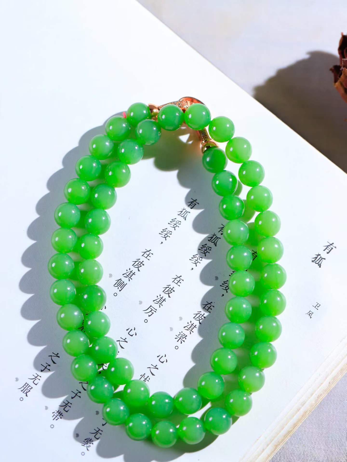 【珠圆玉润.项链】

精品和田玉碧玉珠圆玉润项链 玉质温润细腻  整串打磨圆润，佩戴舒适。珠珠落玉盘