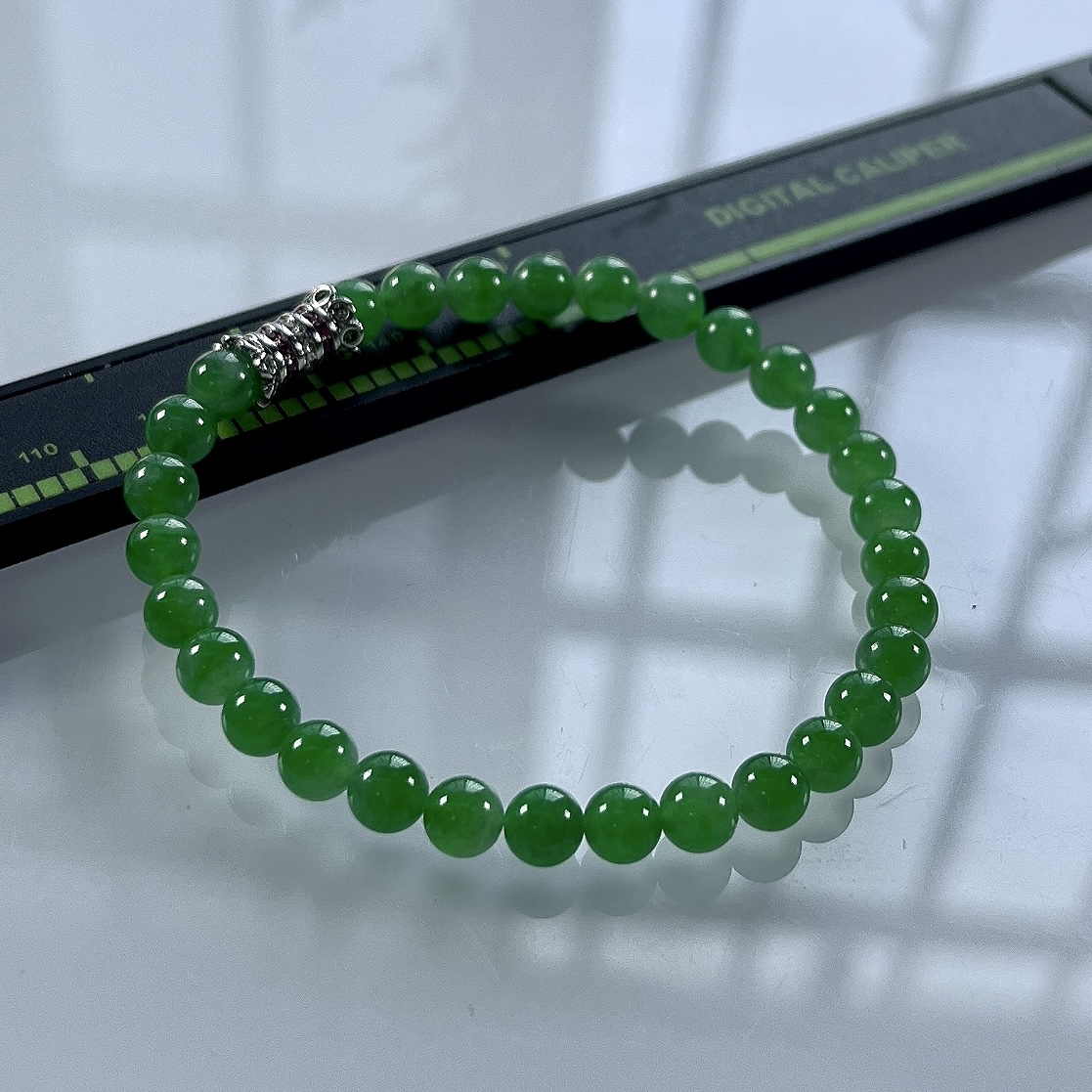 收藏级别，缅甸天然翡翠A货，卡5.5冰种起胶满绿阳绿小圆珠手串手链，尺寸：5.5mm/30颗，长度1