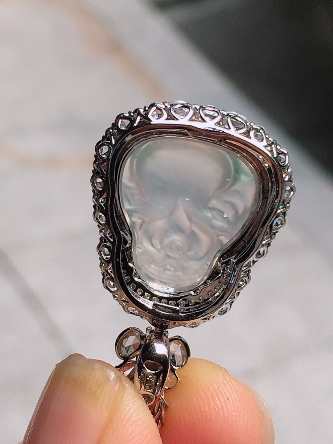 冰种【财神爷】吊坠，玉质细腻，荧光感超
强，饱满圆润，尽显优雅气质，18k
金豪华镶嵌