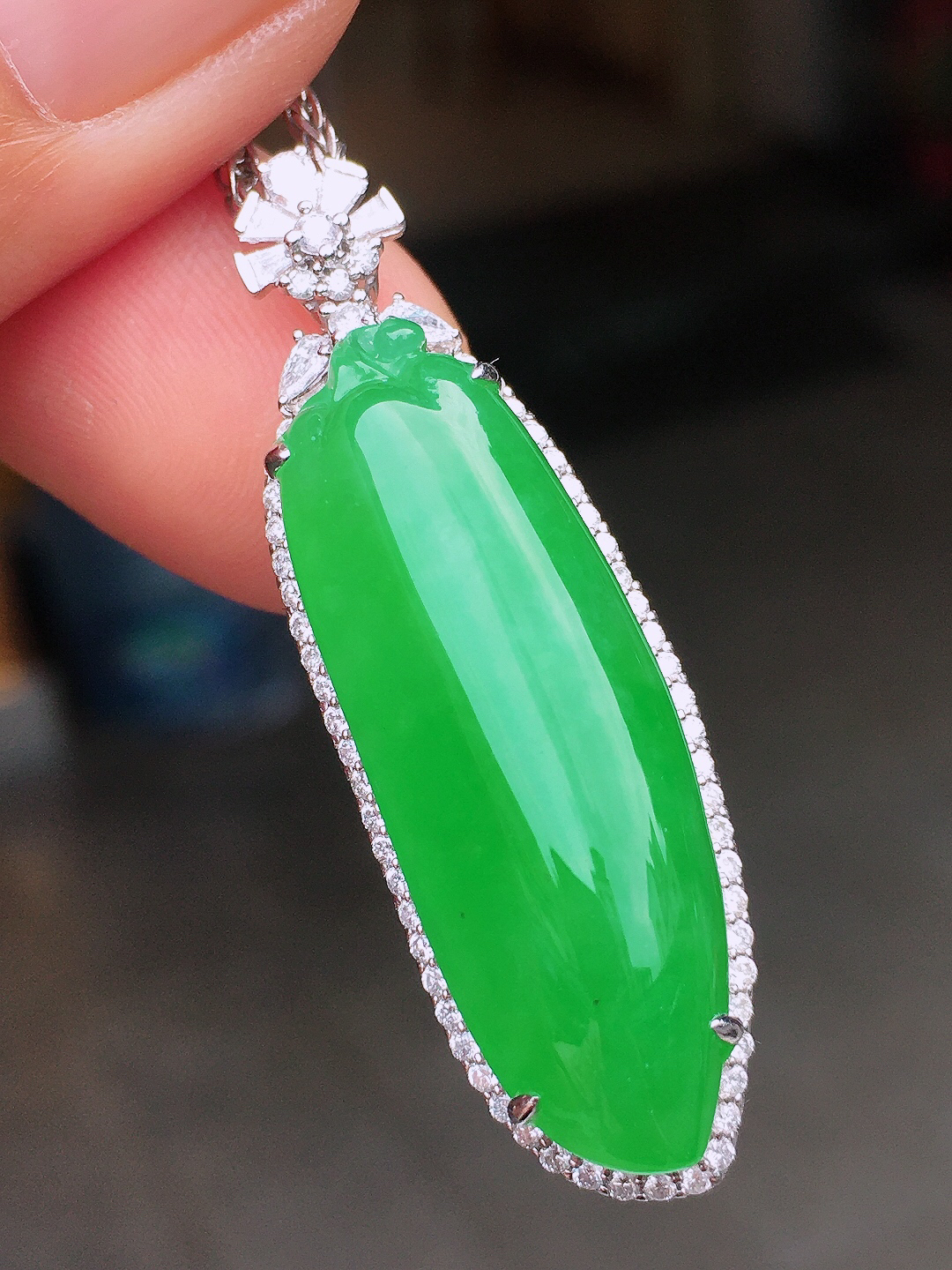 阳绿福瓜吊坠，色泽均匀艳丽，玉质细腻，荧光感超
强，饱满圆润，尽显优雅气质，18k
金豪华镶嵌