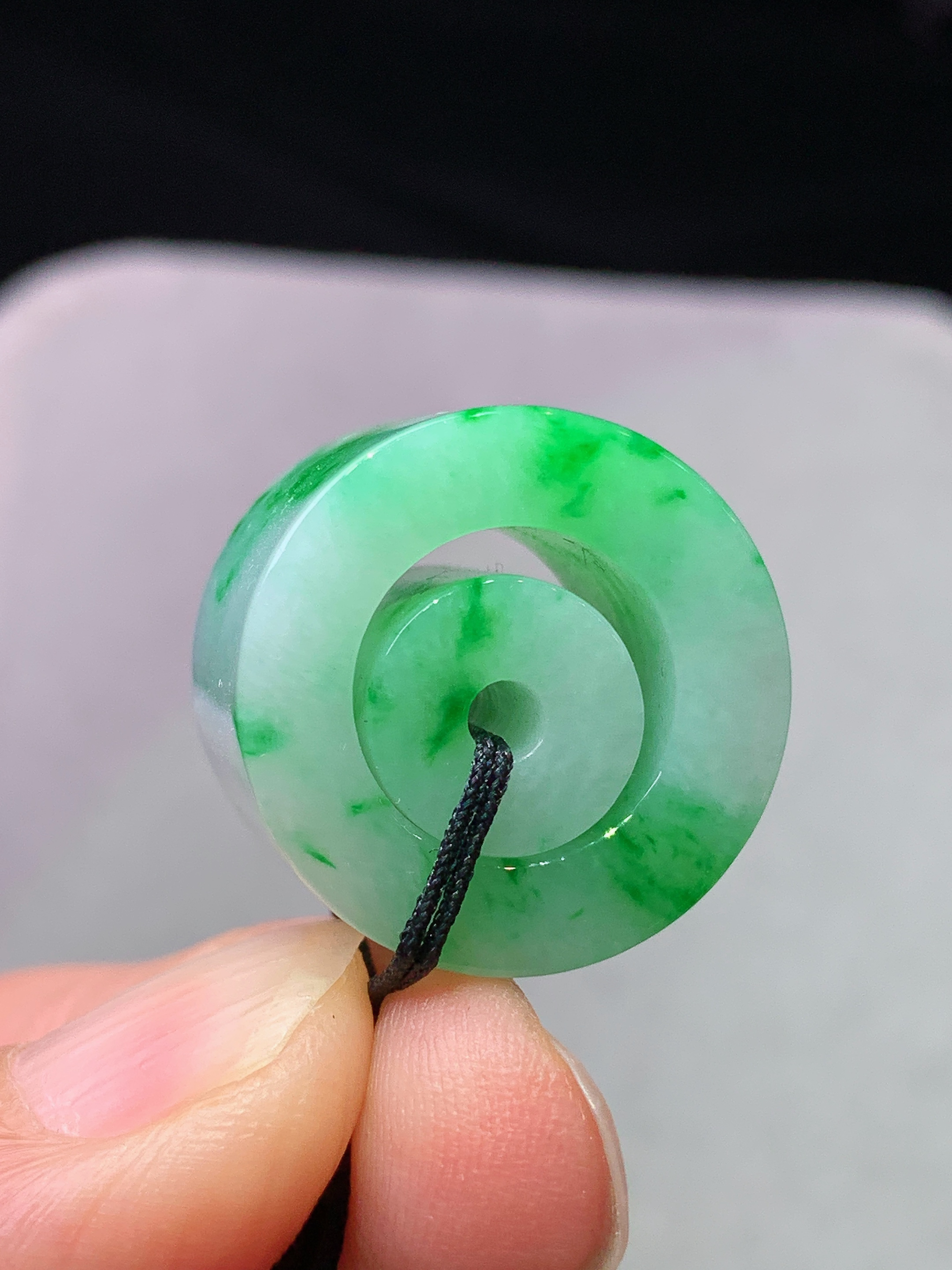 飘阳绿子母路路通吊坠 玉质细腻 色泽艳丽清新 水润亮眼 整体尺寸19.5*13z1