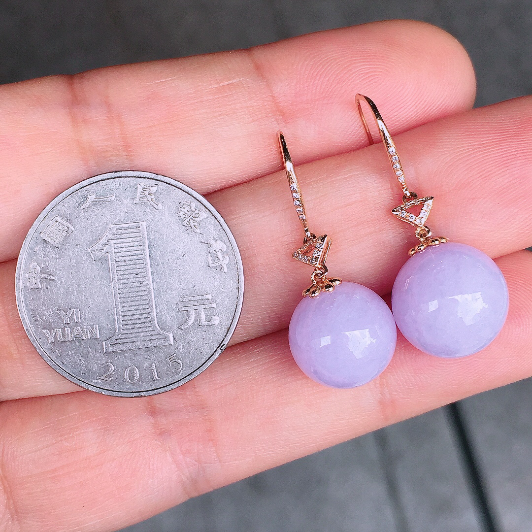 紫罗兰珠子耳坠，色泽均匀艳丽，玉质细腻，荧光感超
强，饱满圆润，尽显优雅气质，18k
金豪华镶嵌