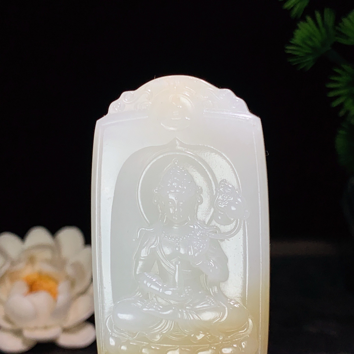 新疆和田玉且末糖座莲观音挂件 尺寸67/37/11重63克。玉质细腻油润。手推出油。佩戴高端典雅。lt260418