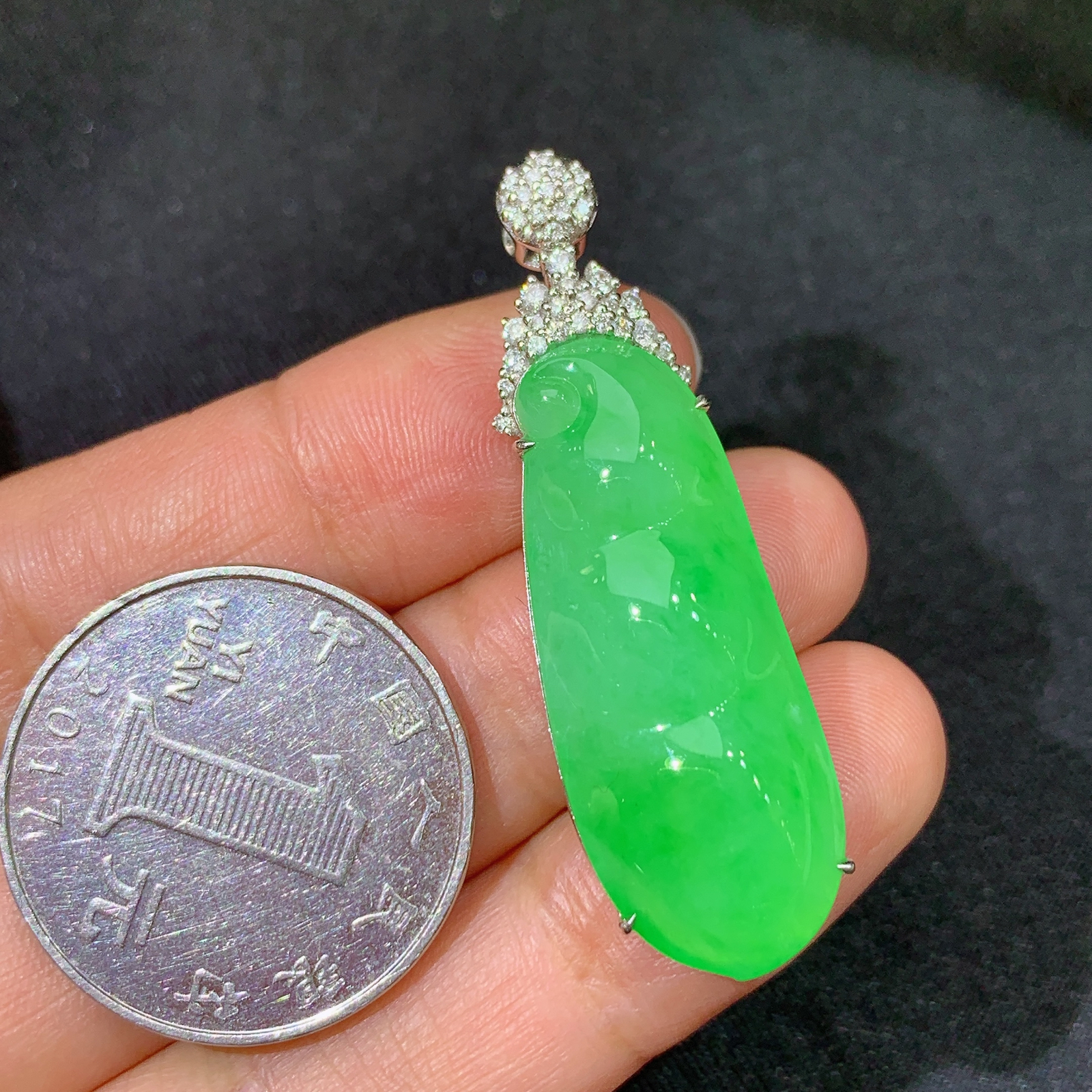 冰阳绿福豆吊坠，18k金镶嵌，冰润色阳，玉质细腻，种水足，Xf 尺寸43.6*13.3*8.3