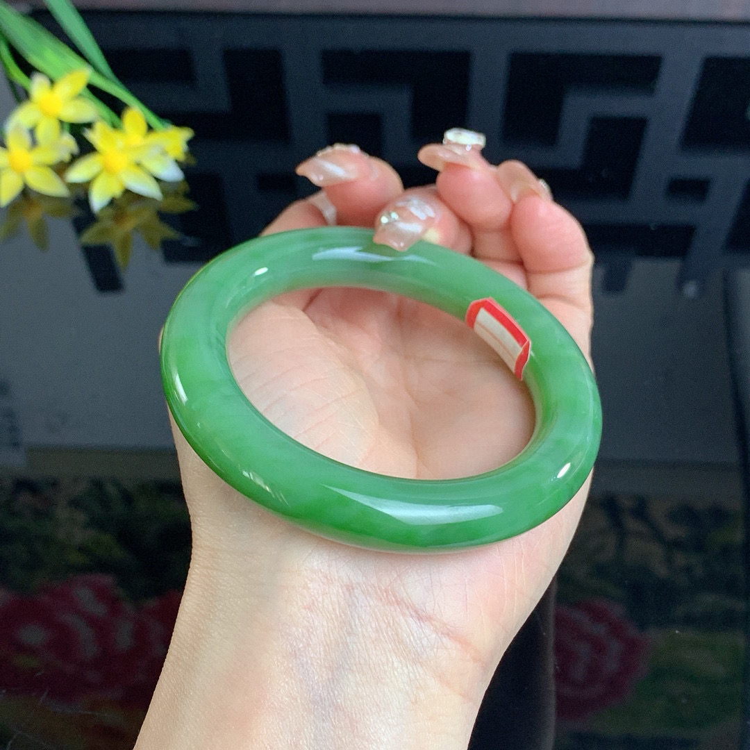 和田玉56圈阳绿色肥圆条碧玉手镯！玉质细腻油润 底色纯净 无裂无黑 脂粉好，品质高。