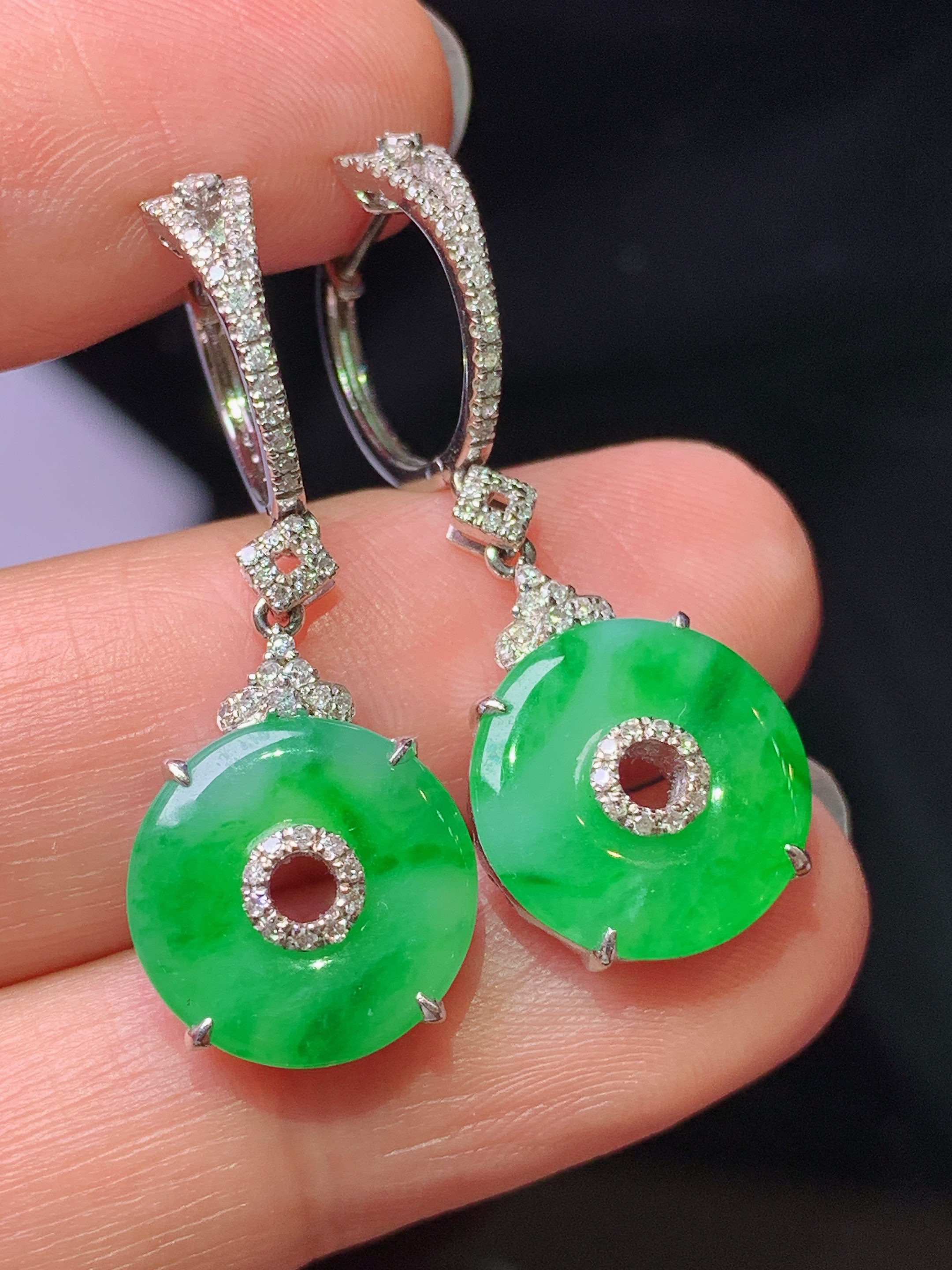 18k金钻镶嵌阳绿平安扣耳坠 玉质细腻 色泽艳丽清新 水润亮眼 整体尺寸32*12*4.3z1