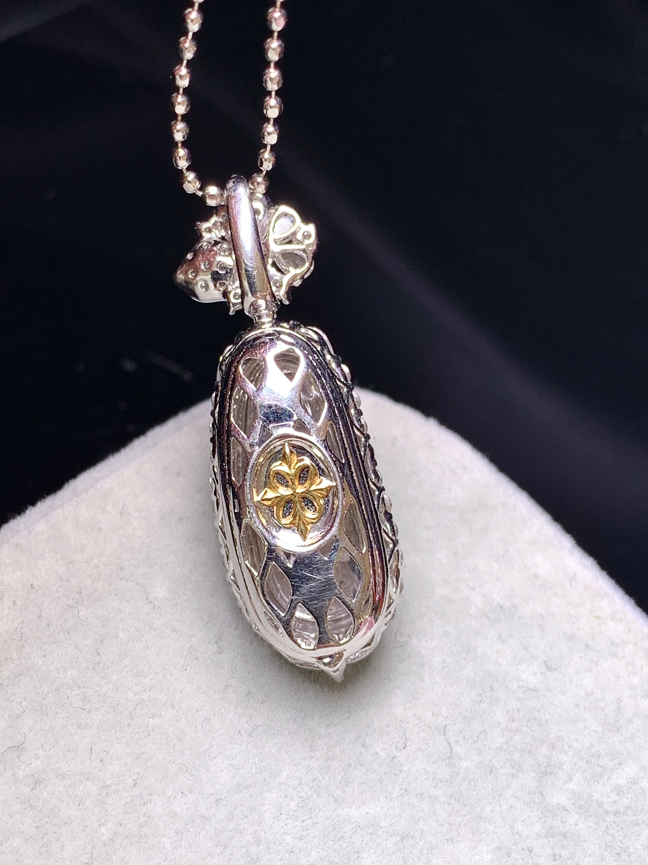 18k金钻镶嵌玻璃种四季豆吊坠 玉质细腻 色泽艳丽清新 水润亮眼 整体尺寸30.3*10.3*8.8c6