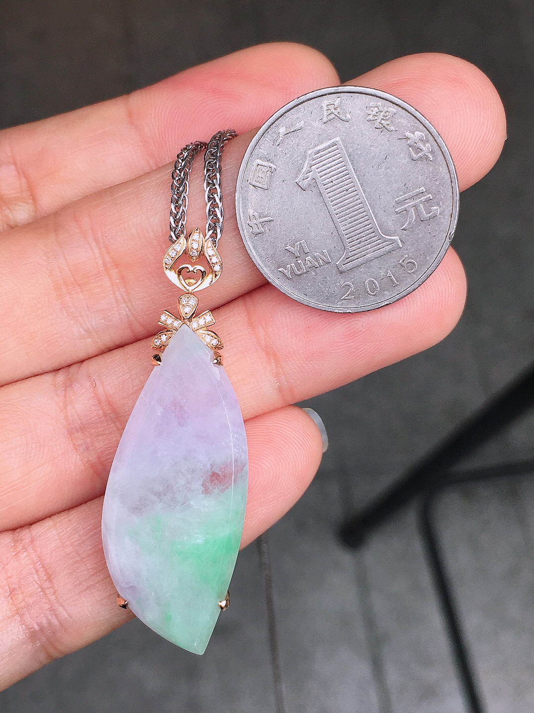 春彩随形吊坠，色泽艳丽，玉质细腻，荧光感超
强，饱满圆润，尽显优雅气质，18k
金豪华镶嵌