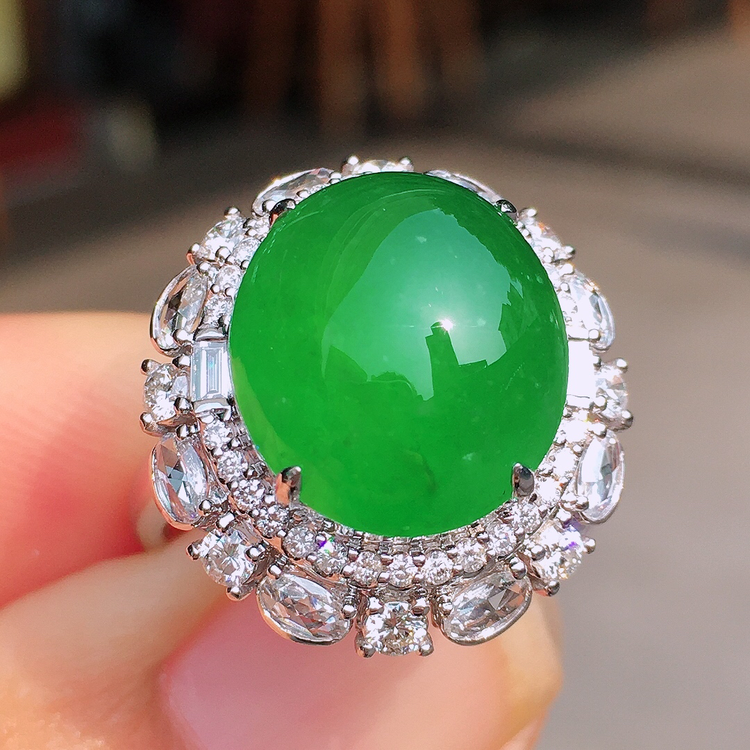 阳绿蛋面戒指，色泽均匀艳丽，玉质细腻，荧光感超
强，饱满圆润，尽显优雅气质，18k
金豪华镶嵌