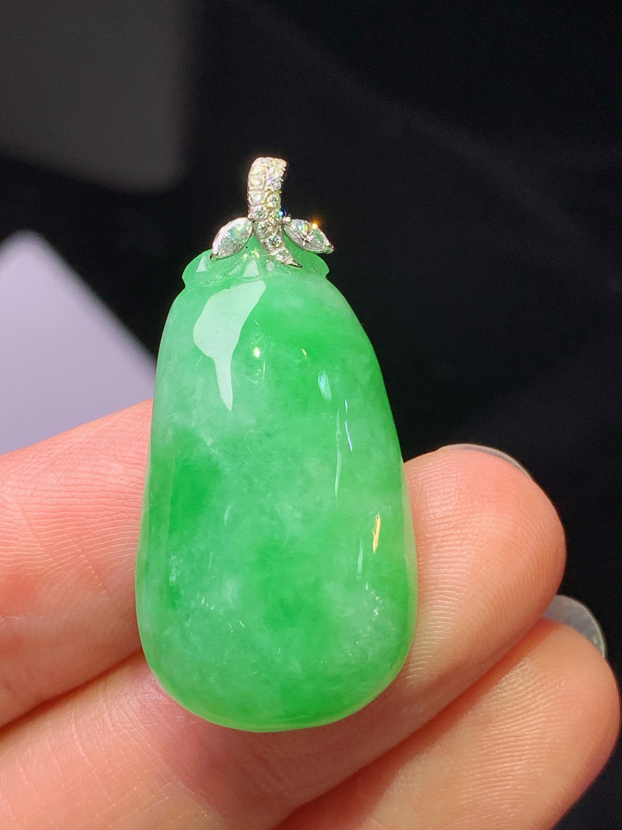 18k金钻镶嵌阳绿福瓜吊坠 玉质细腻 色泽艳丽清新 水润亮眼 整体尺寸32.8*16*7.3c1