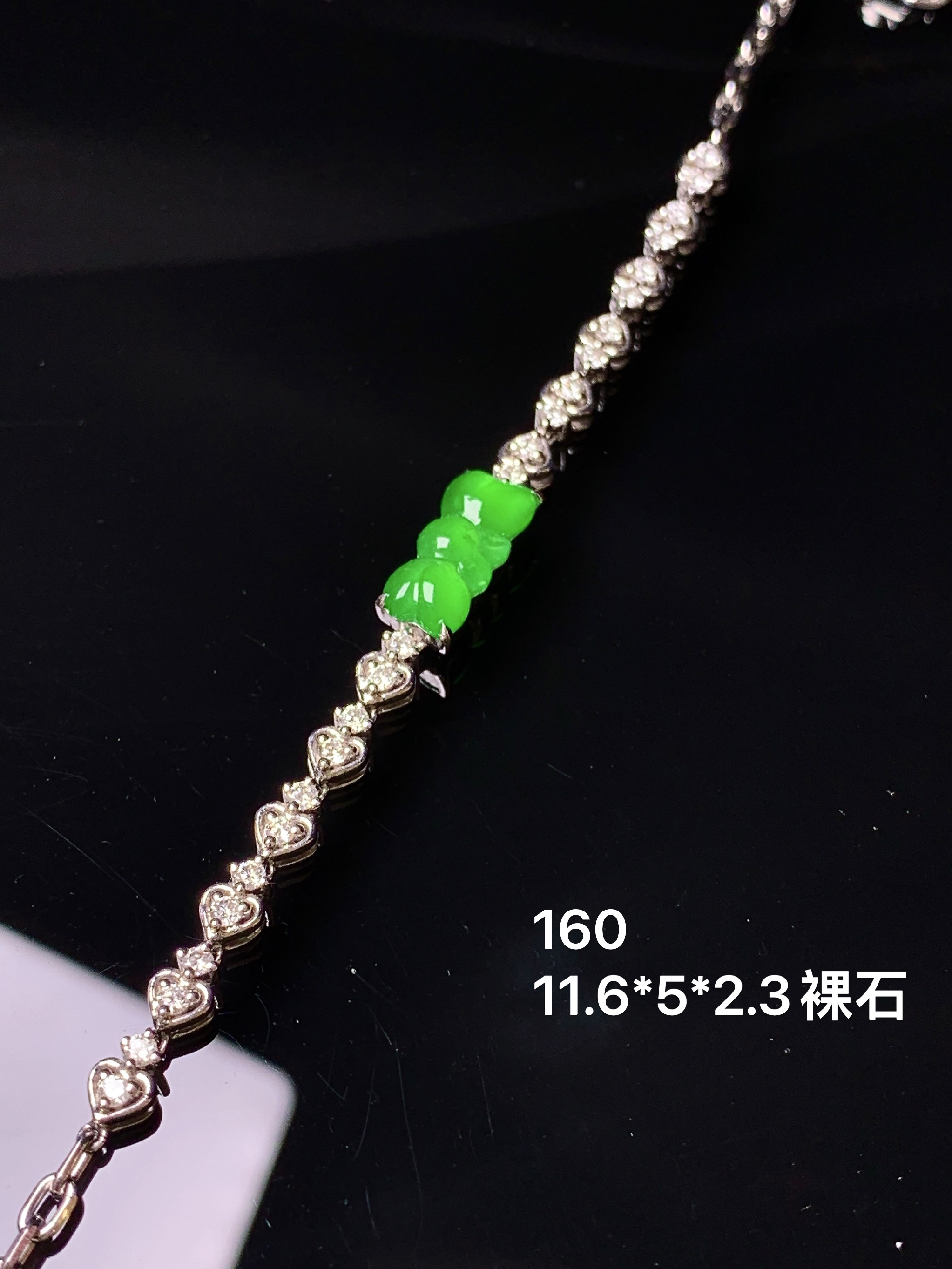 18k金钻镶嵌冰阳绿蝴蝶结手链 玉质细腻 色泽艳丽清新 水润亮眼 裸石尺寸11.6*5*2.3