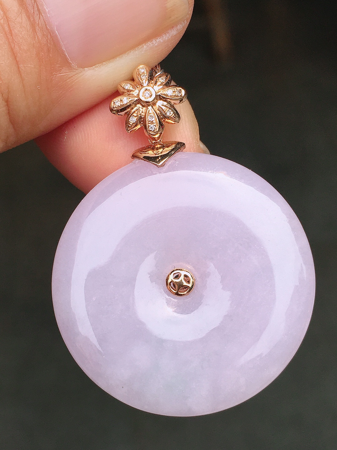 淡紫罗兰平安扣吊坠，色泽均匀艳丽，玉质细腻，荧光感超
强，饱满圆润，尽显优雅气质，18k
金豪华镶嵌