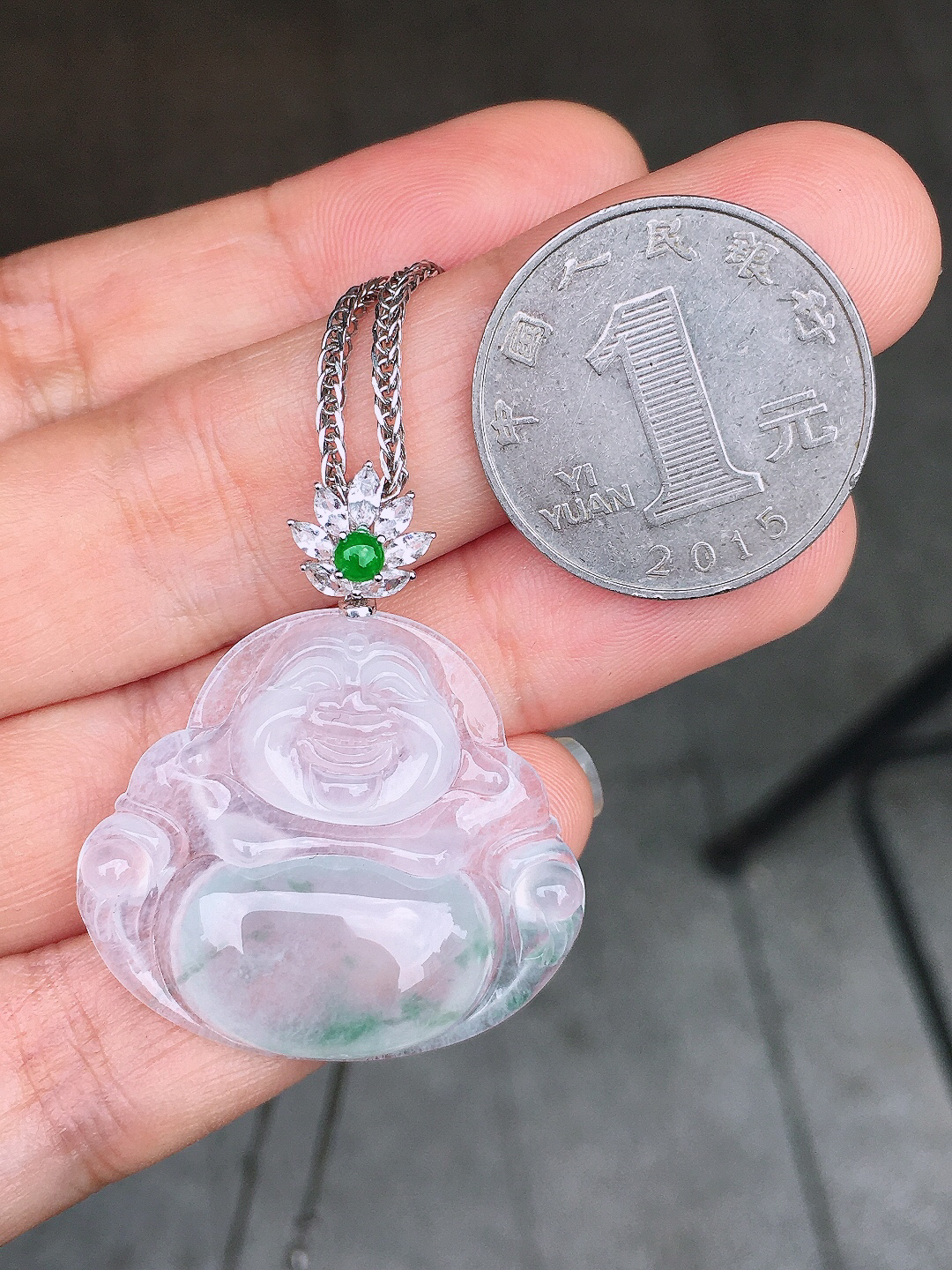 冰种佛公吊坠，色泽艳丽，玉质细腻，荧光感超
强，饱满圆润，尽显优雅气质，18k
金豪华镶嵌