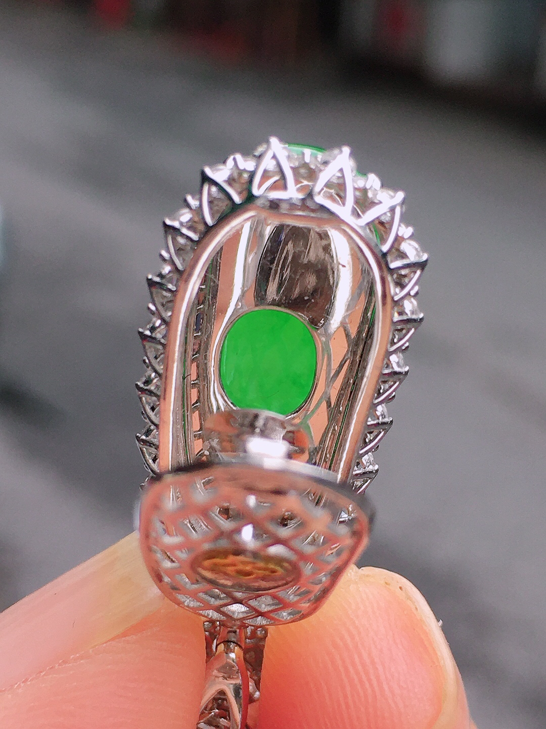 阳绿福瓜吊坠，色泽均匀艳丽，玉质细腻，荧光感超
强，饱满圆润，尽显优雅气质，18k
金豪华镶嵌