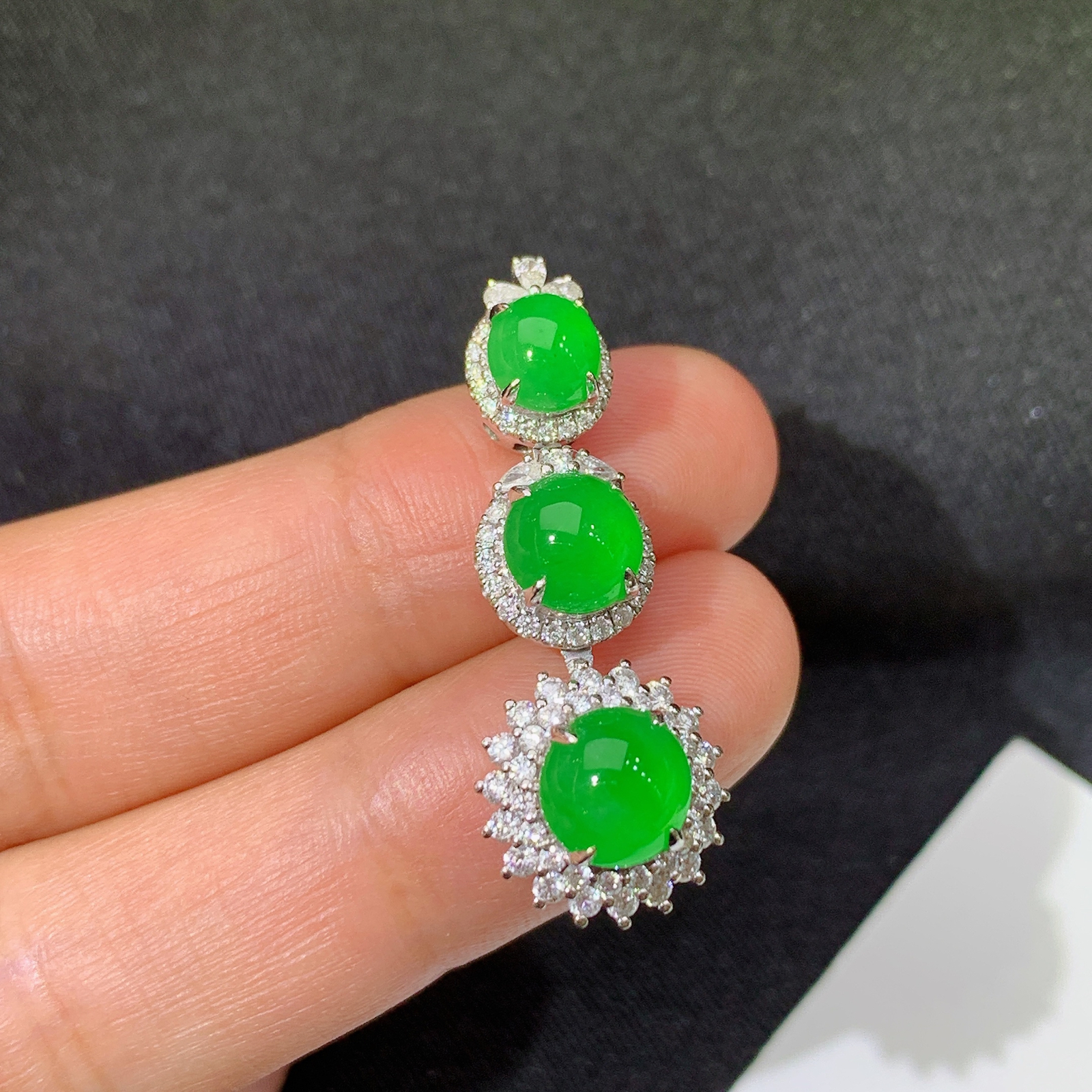 冰阳绿蛋面吊坠，18k金镶嵌，冰润色阳，玉质细腻，种水足，Mz 尺寸32.9*12*8.6