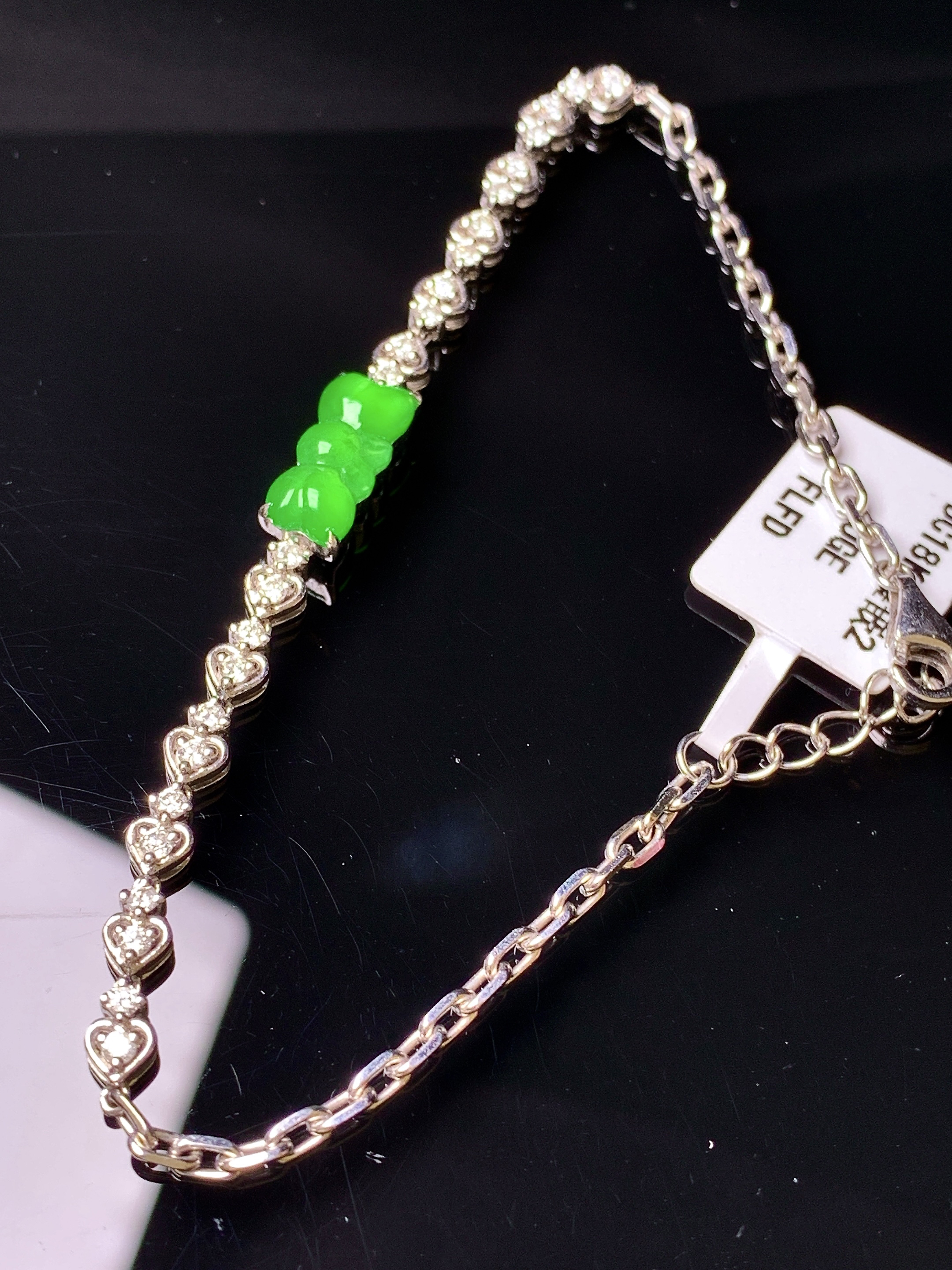 18k金钻镶嵌冰阳绿蝴蝶结手链 玉质细腻 色泽艳丽清新 水润亮眼 裸石尺寸11.6*5*2.3