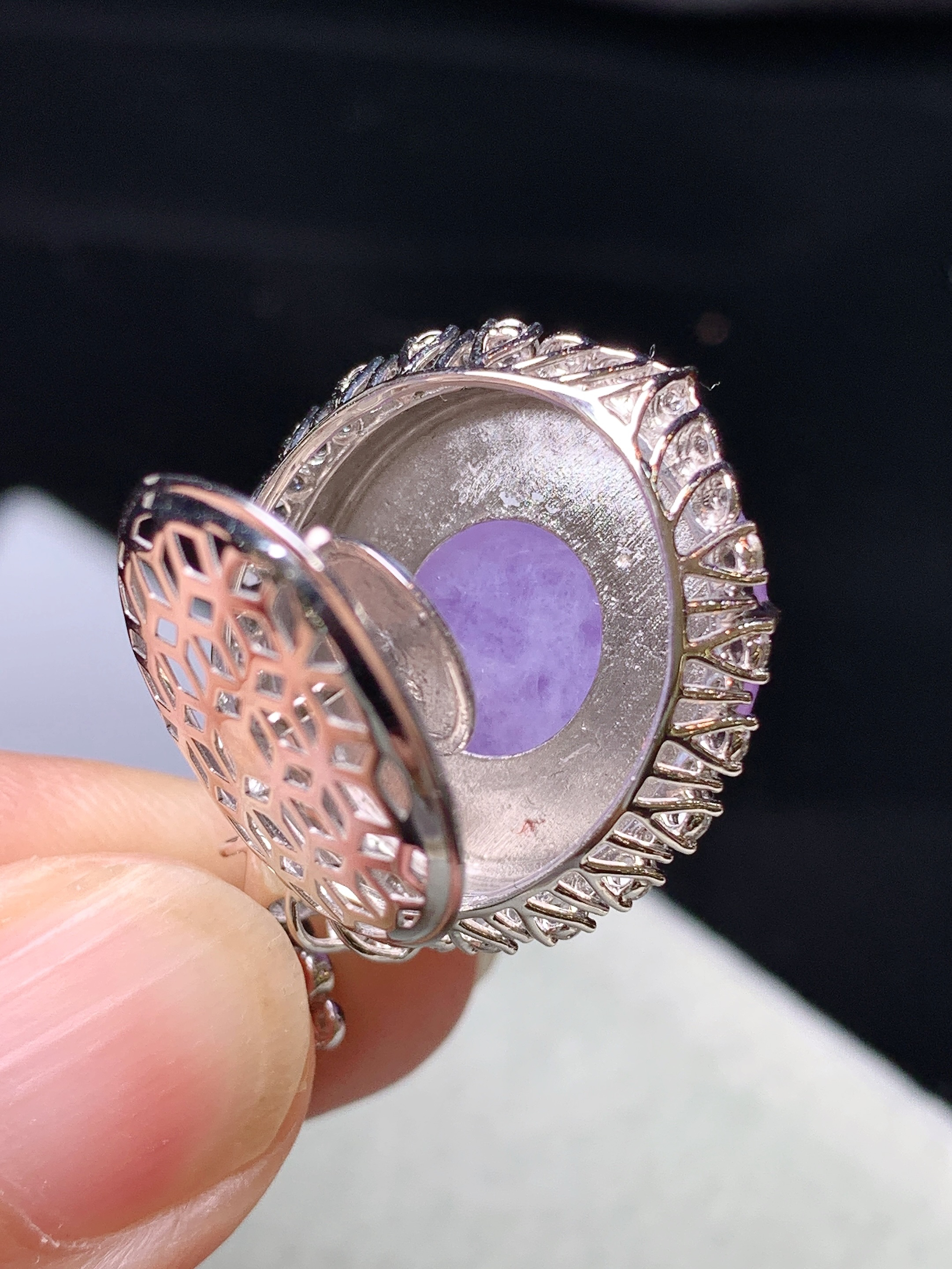 18k金钻镶嵌紫罗兰蛋面吊坠 玉质细腻 色泽艳丽清新 水润亮眼 整体尺寸36.5*22.6*16.5b7