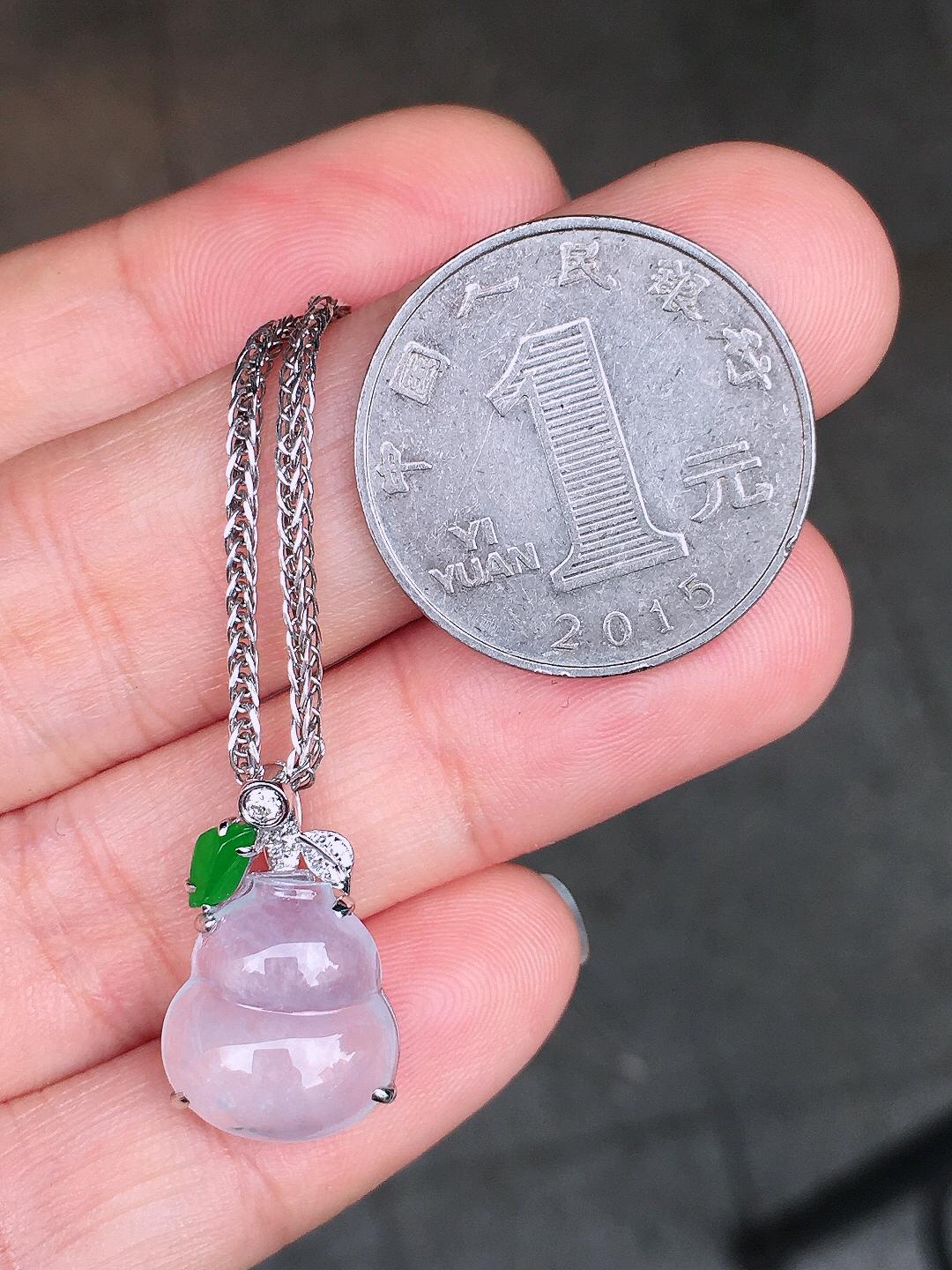 冰种葫芦吊坠，玉质细腻，荧光感超
强，饱满圆润，尽显优雅气质，18k
金豪华镶嵌