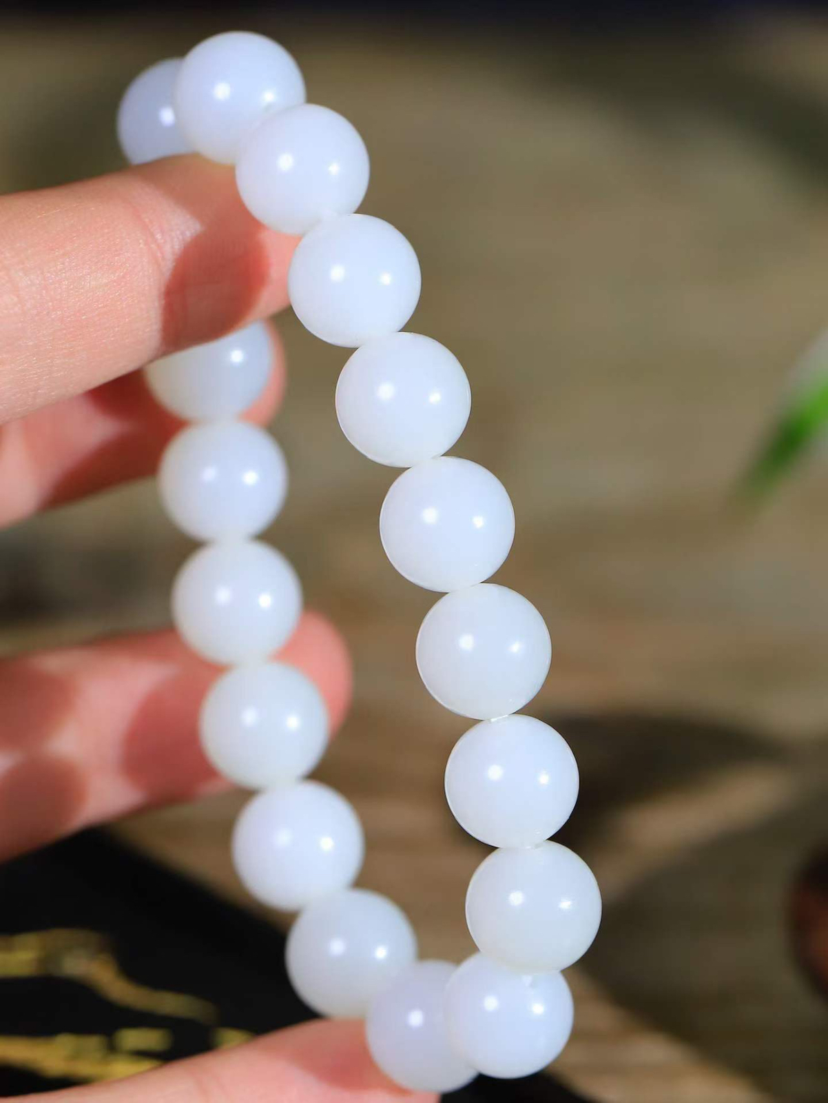 【珠圆玉润.手串】

精品老坑俄料 玉质温润细腻  整串打磨圆润，佩戴舒适。珠珠落玉盘，间关莺语花底滑，一生美好时光，无论身在何处，都有它相伴相守。事事顺遂，幸福美满，吉祥如意。重35克 尺寸取一11mm  FDA-2210336