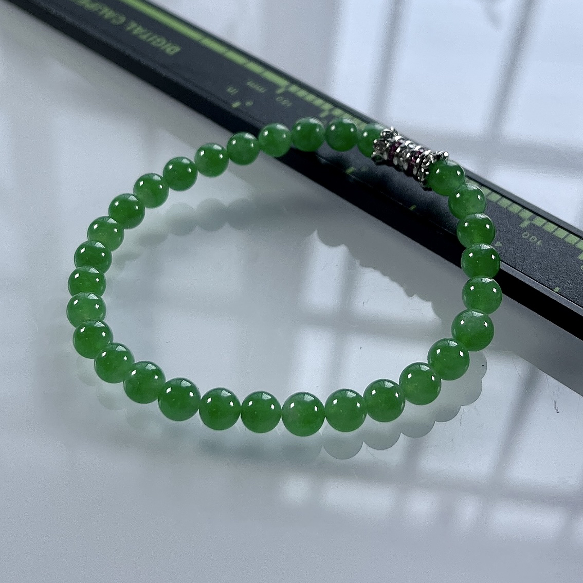 收藏级别，缅甸天然翡翠A货，卡5.5冰种起胶满绿阳绿小圆珠手串手链，尺寸：5.5mm/30颗，长度172mm，重量：10.00g