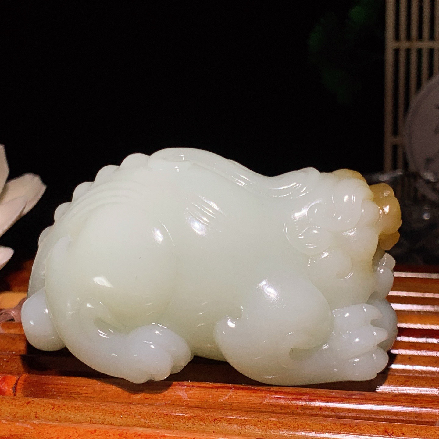 新疆和田玉且末糖貔貅把件！尺寸71/42/40重184克。玉质细腻油润。手推出油。佩戴高端典雅。lt260418