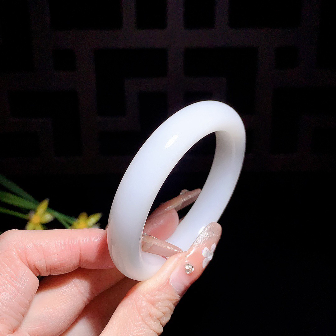 和田玉53圈口羊脂白手镯！玉质细腻油润 底色纯净 无裂无杂 脂粉好，品质高。