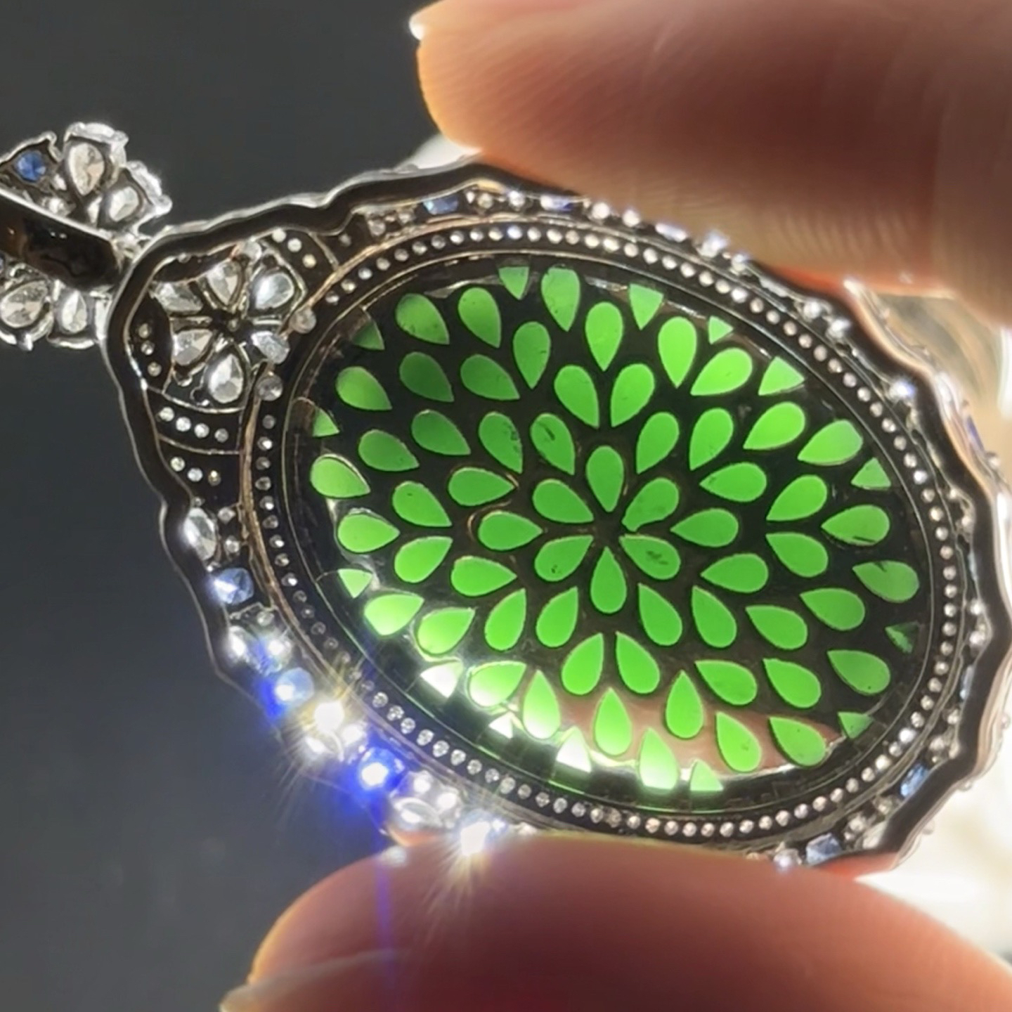 精品18k墨翠蛋面吊坠 种好色正 黑度极好 打灯通透 油性十足 尺寸49