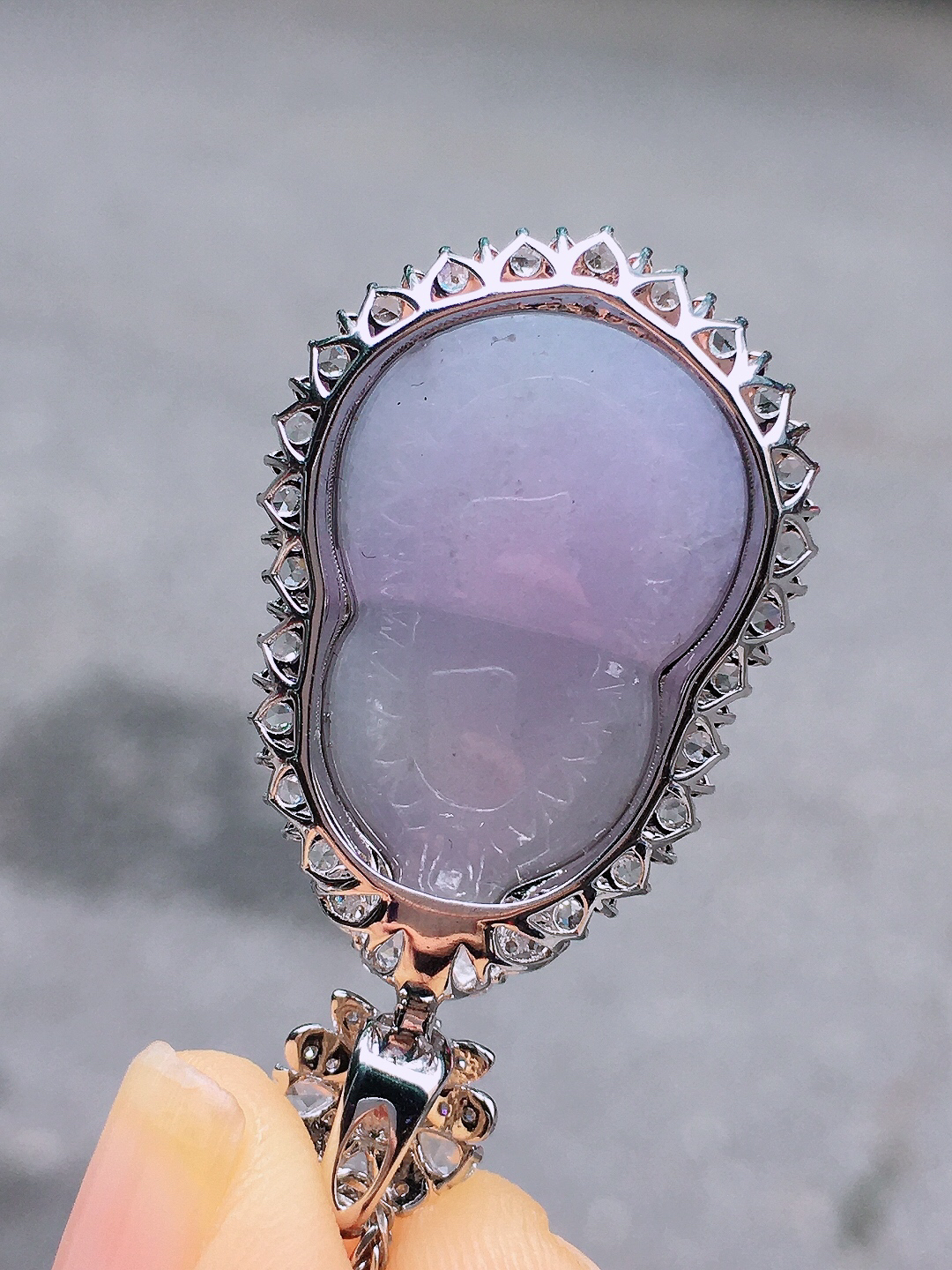 紫罗兰葫芦吊坠，色泽均匀艳丽，玉质细腻，荧光感超
强，饱满圆润，尽显优雅气质，18k
金豪华镶嵌