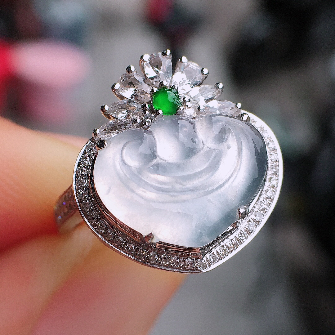 冰种如意戒指，玉质细腻，荧光感超
强，饱满圆润，尽显优雅气质，18k
金豪华镶嵌