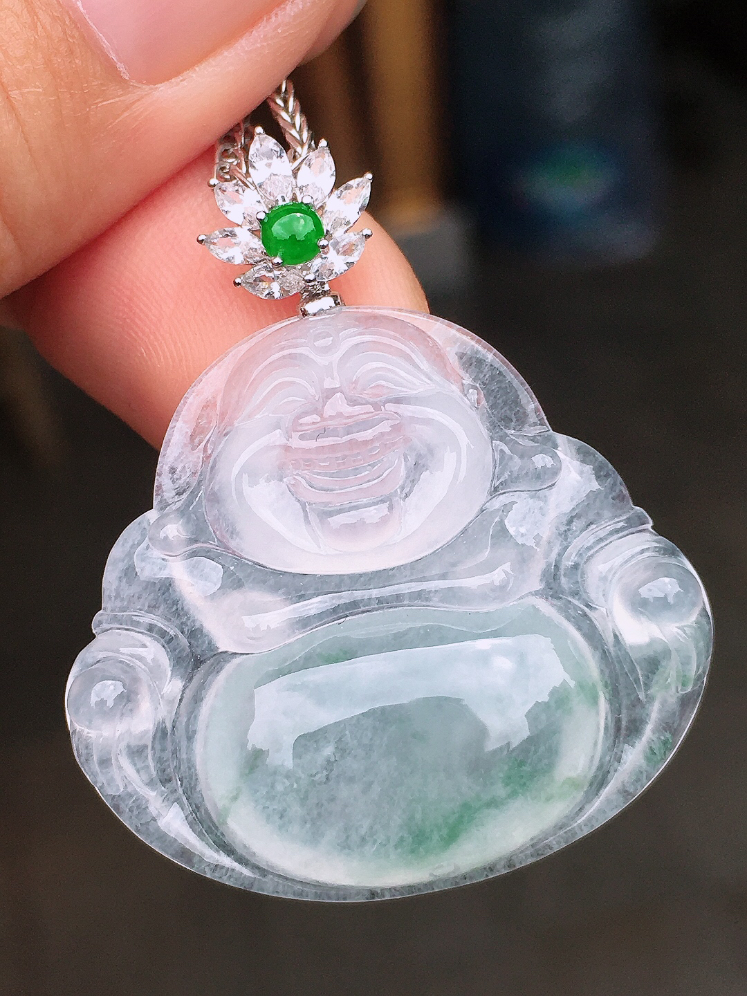 冰种佛公吊坠，色泽艳丽，玉质细腻，荧光感超
强，饱满圆润，尽显优雅气质，18k
金豪华镶嵌